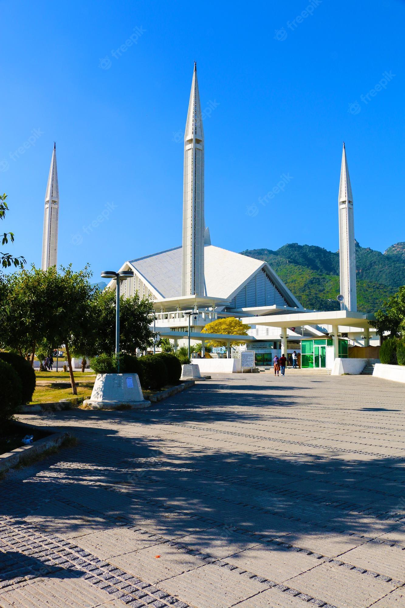 1333x2000 Premium Photo. Shah faisal mosque with the view of margalla hills, islamabad, pakistan