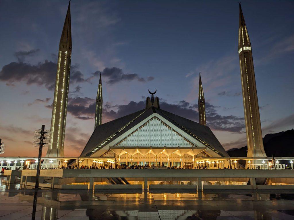 1024x768 Explore the historic beauty of the Shah Faisal Mosque your way