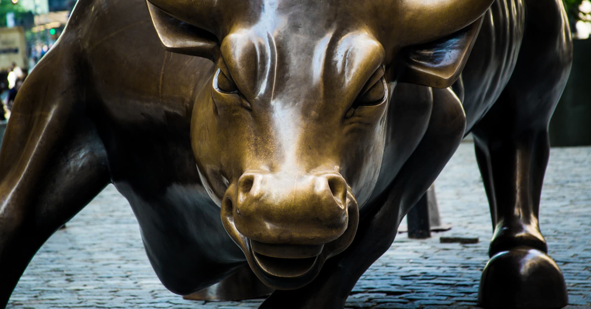 1910x1000 Movie gives a voice to Wall Street's famous bull