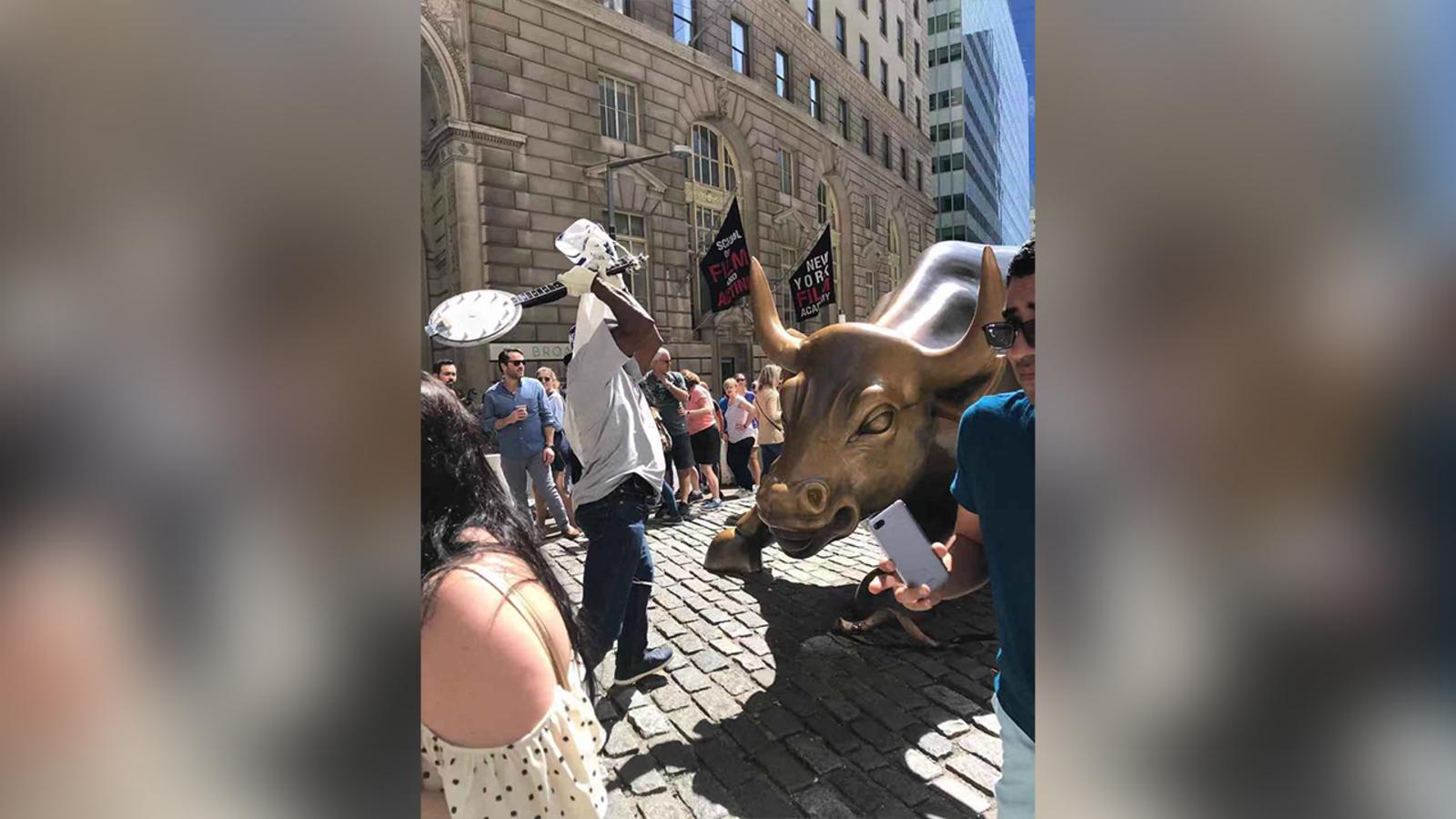 1600x900 Man vandalizes iconic Wall Street Charging Bull landmark with a banjo, police say New York