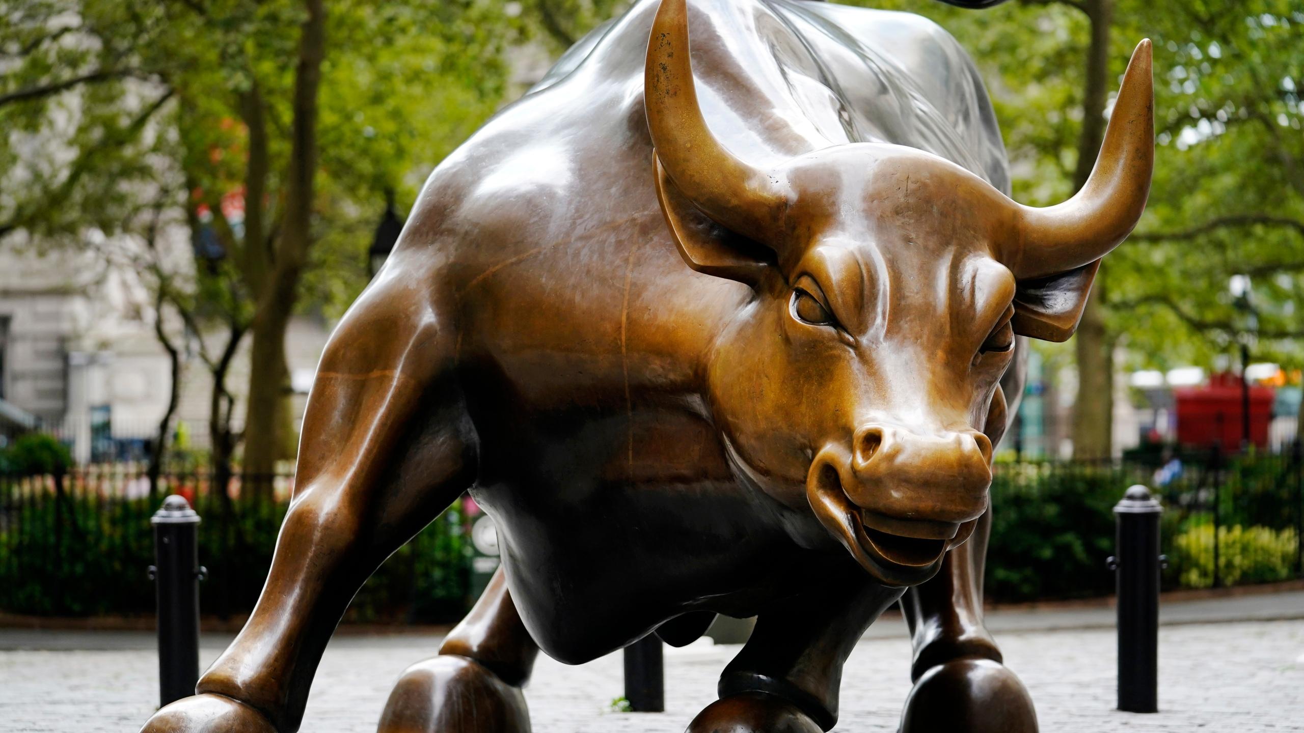 2560x1440 Famous Wall Street statue vandalized with graffiti targeting Queen Elizabeth hours after her death. DC News Now