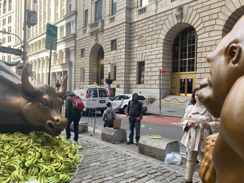 1024x768 Harambe the Gorilla Faces Charging Bull on Wall Street