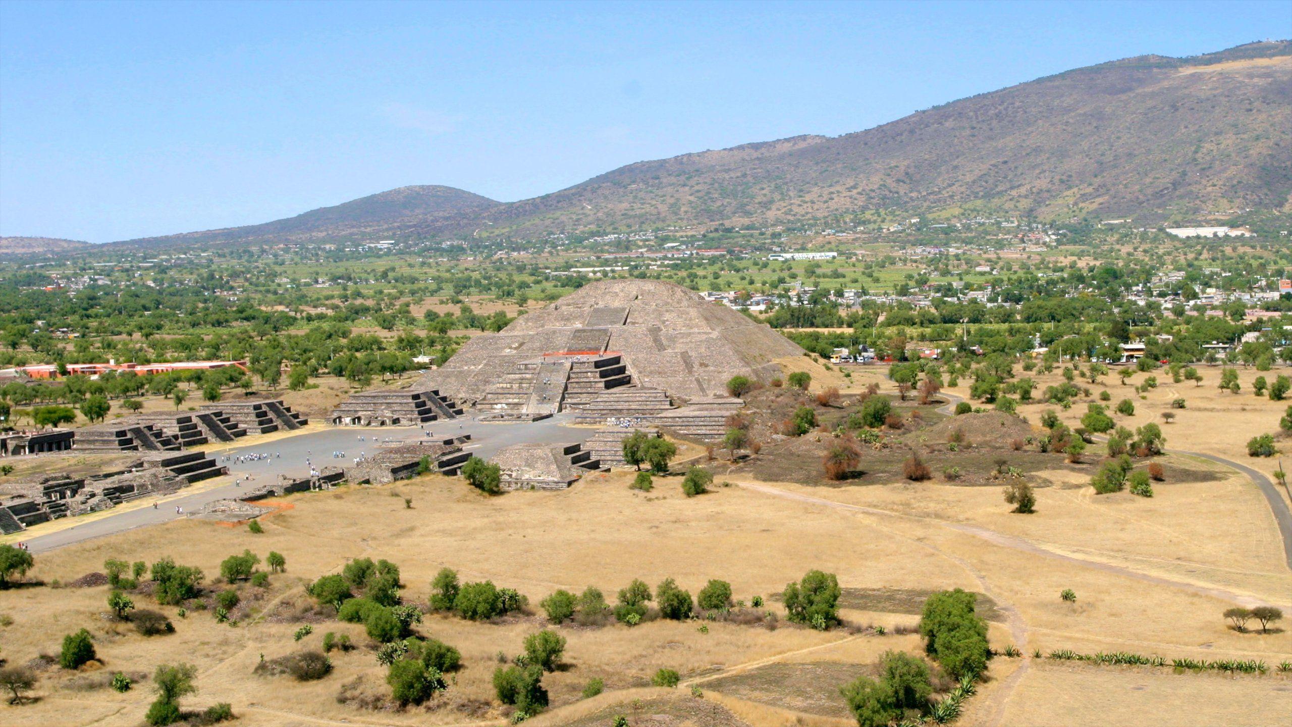 2560x1440 Teotihuacan Archaeological Site in Teotihuacan and Activities