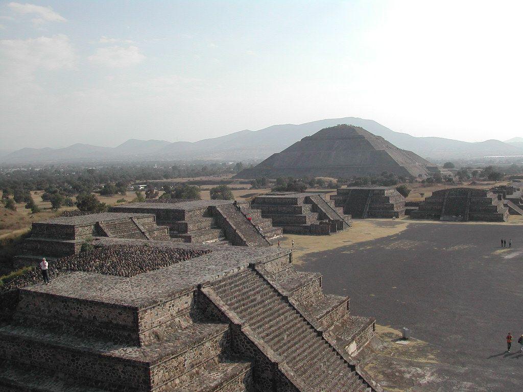 1024x768 Teotihuacan, Mexico. Looking down the avenue of the dead to