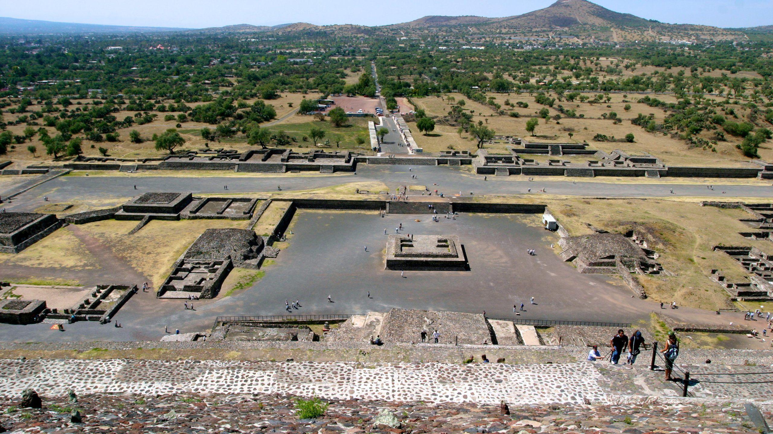 2560x1440 Teotihuacan Archaeological Site in Teotihuacan and Activities