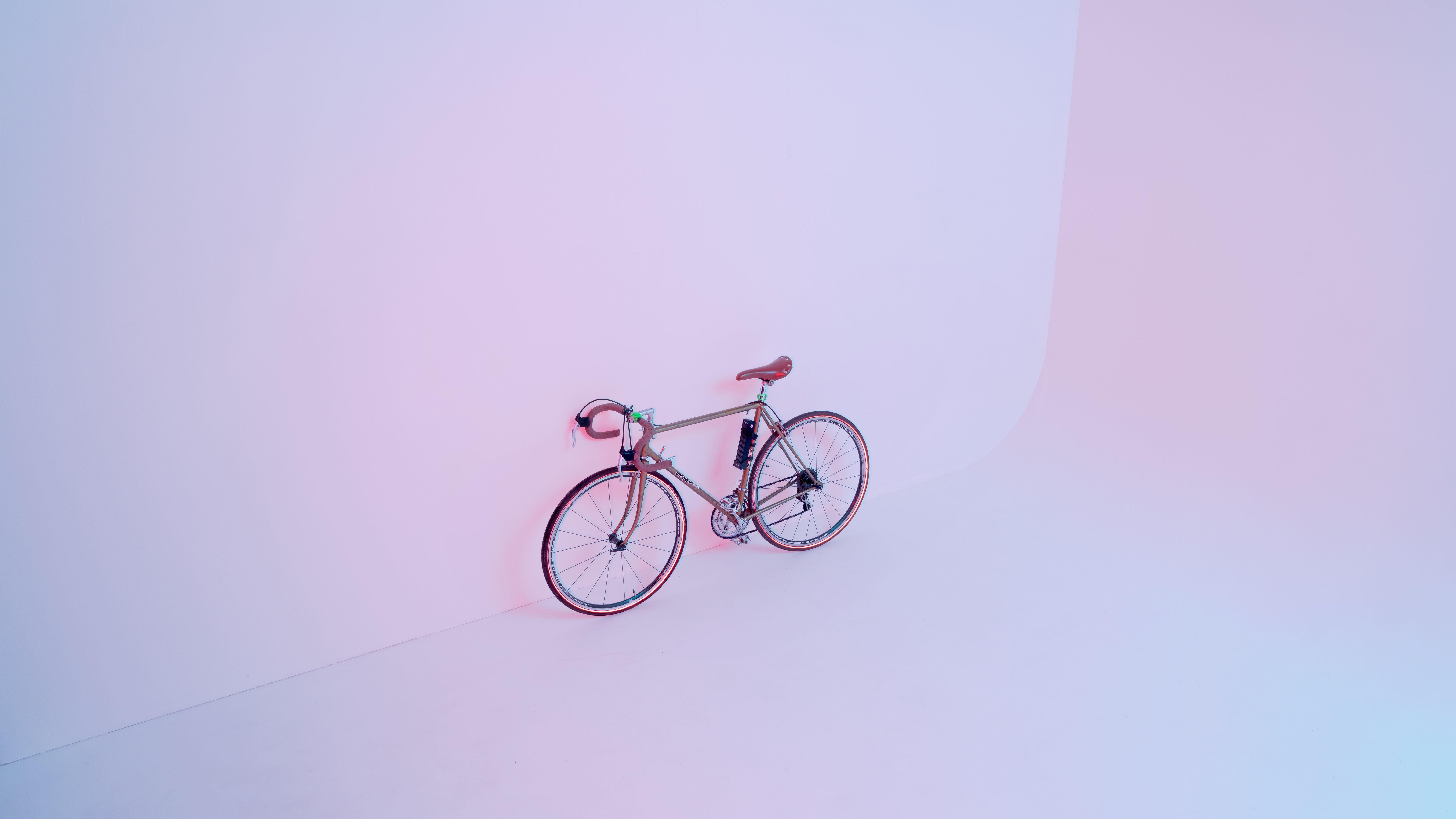 7680x4320 Wallpaper Brown City Bike on White Wall, Background Free Image