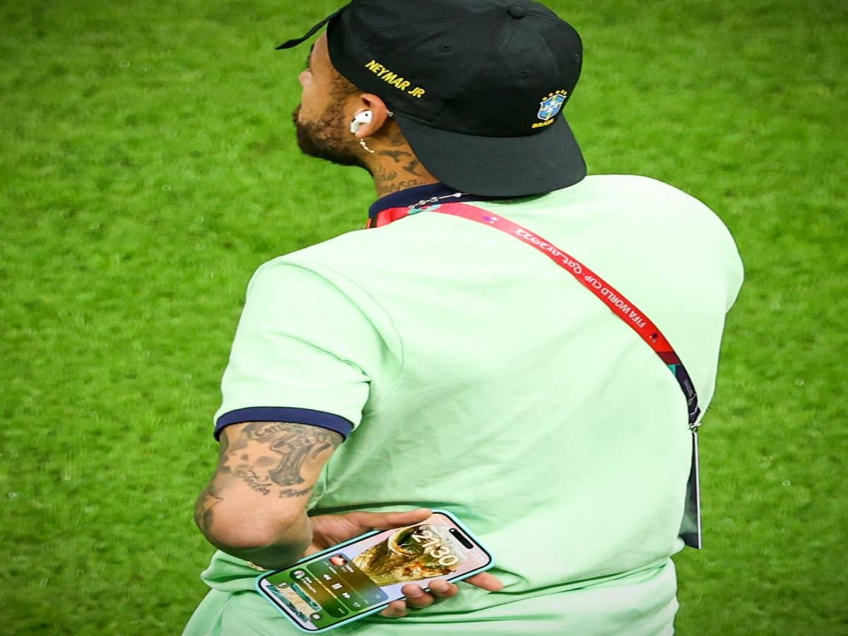 1200x900 What's There On Neymar's Phone Wallpaper?