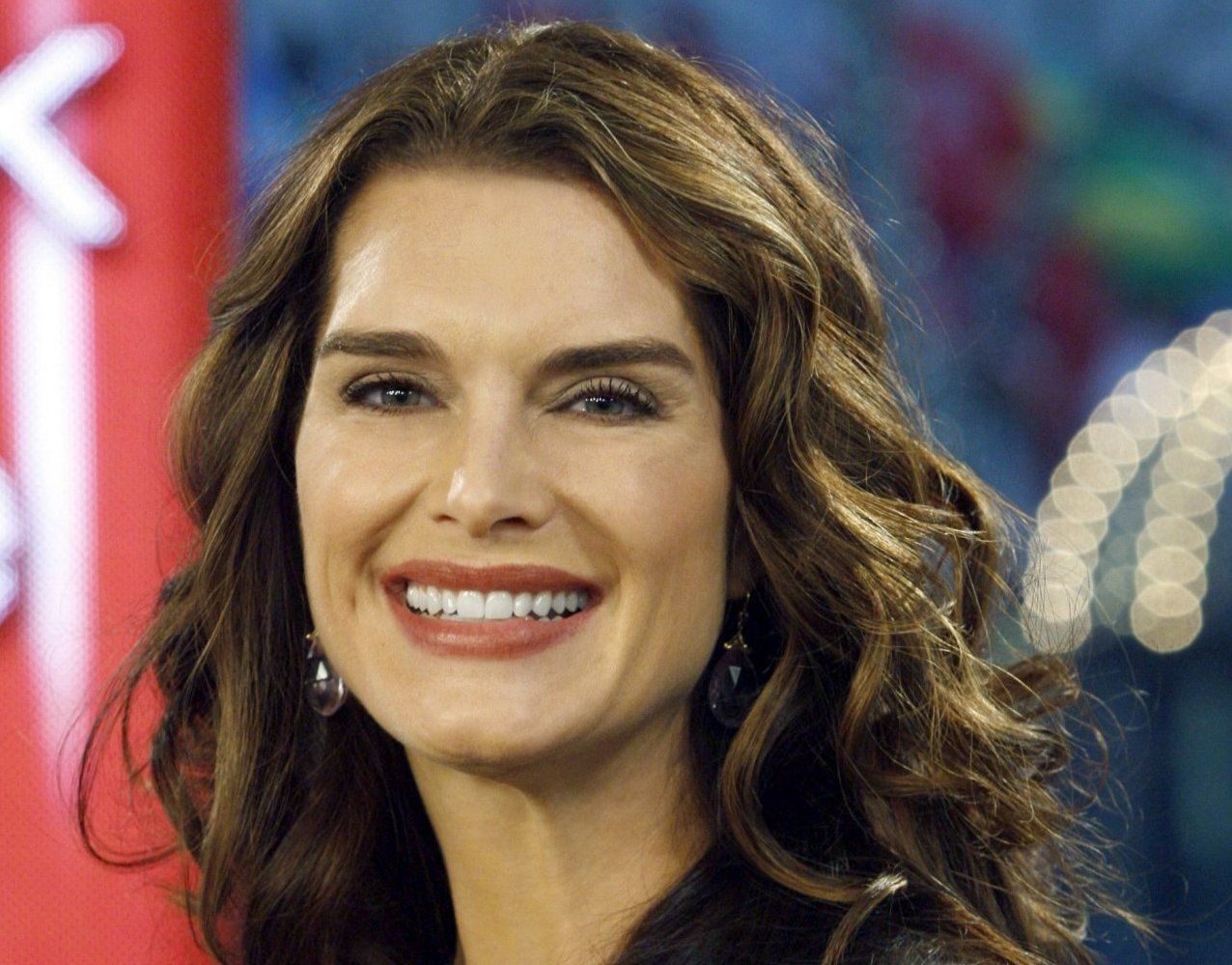 1276x999 Model And Former Child Brooke Shields HD Image Wallpaper