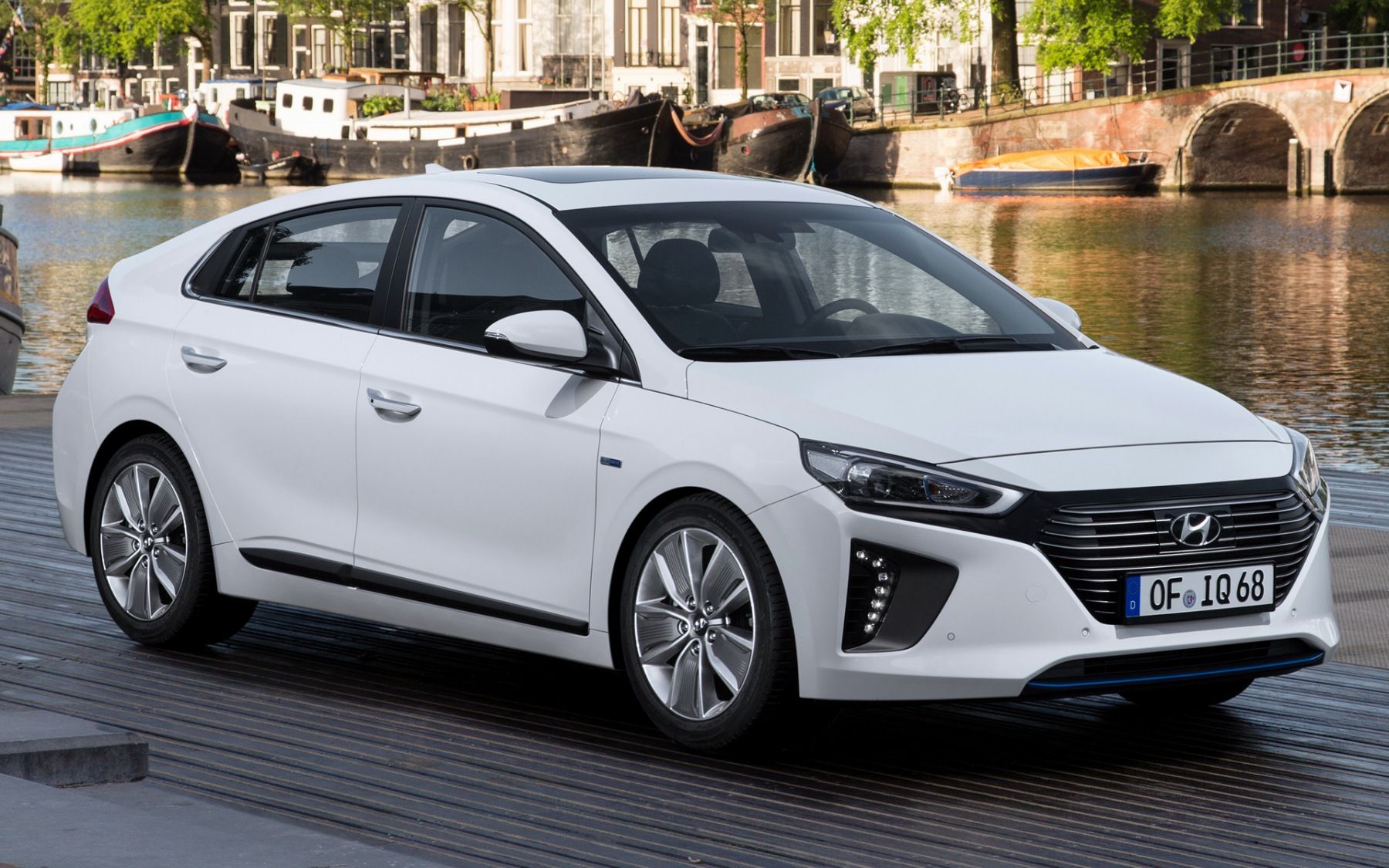 1800x1125 Hyundai Ioniq Wallpaper