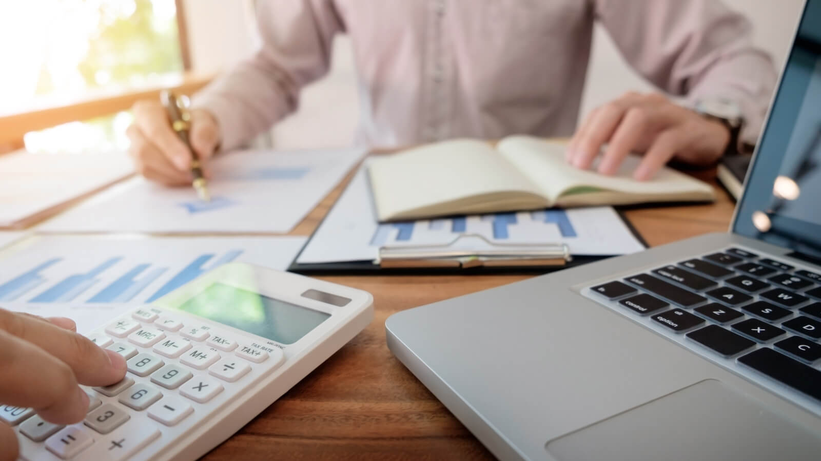 1600x900 Pros and cons of doing your own bookkeeping