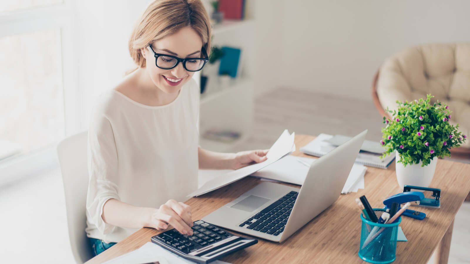 1600x900 Pros and cons of hiring a bookkeeper