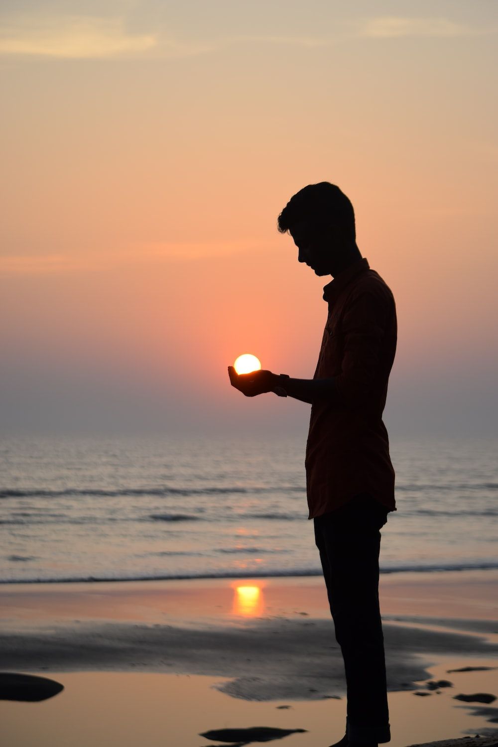 1000x1500 Silhouette of man standing on seashore during sunset photo
