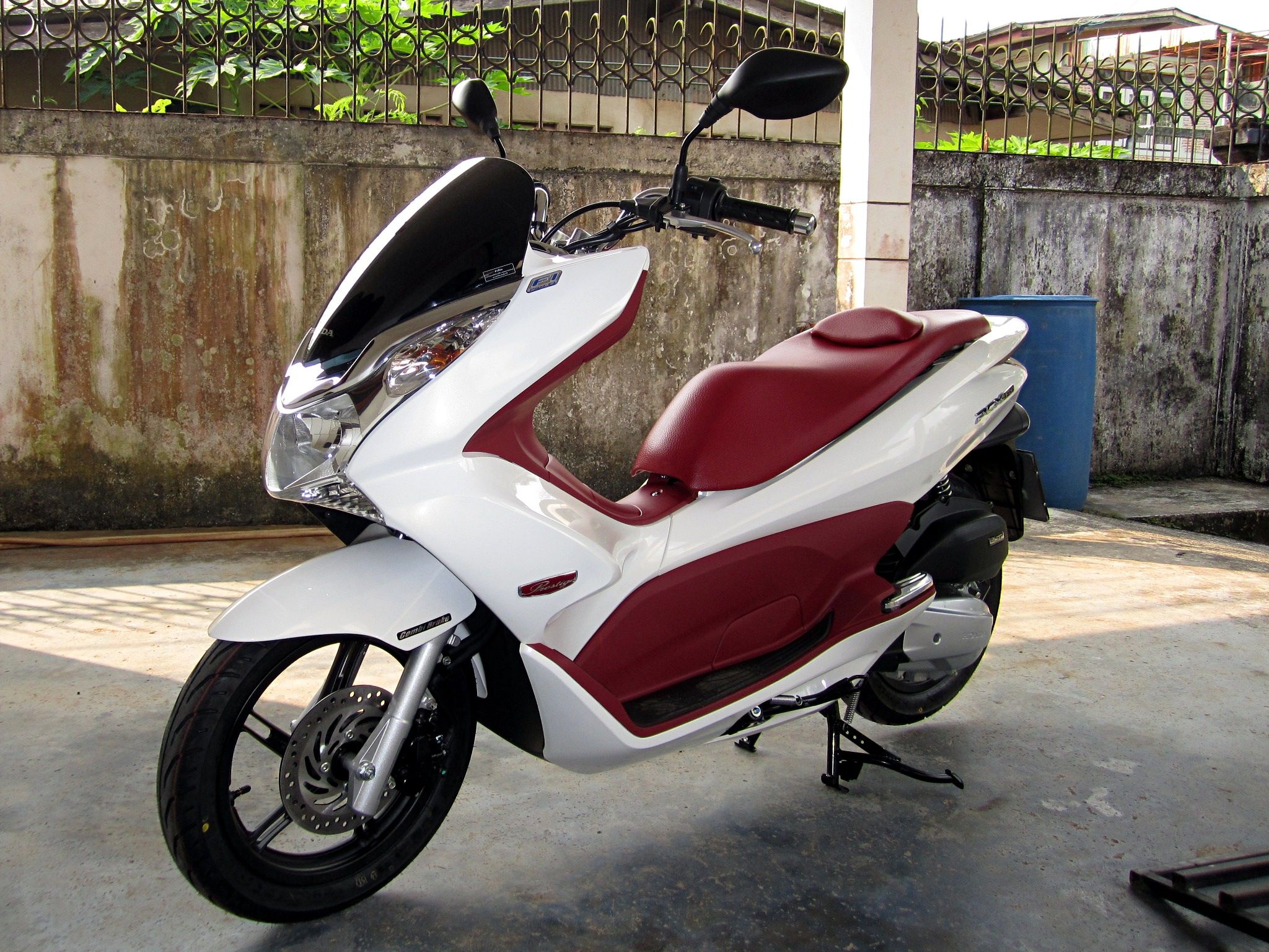 2048x1536 Honda PCX150