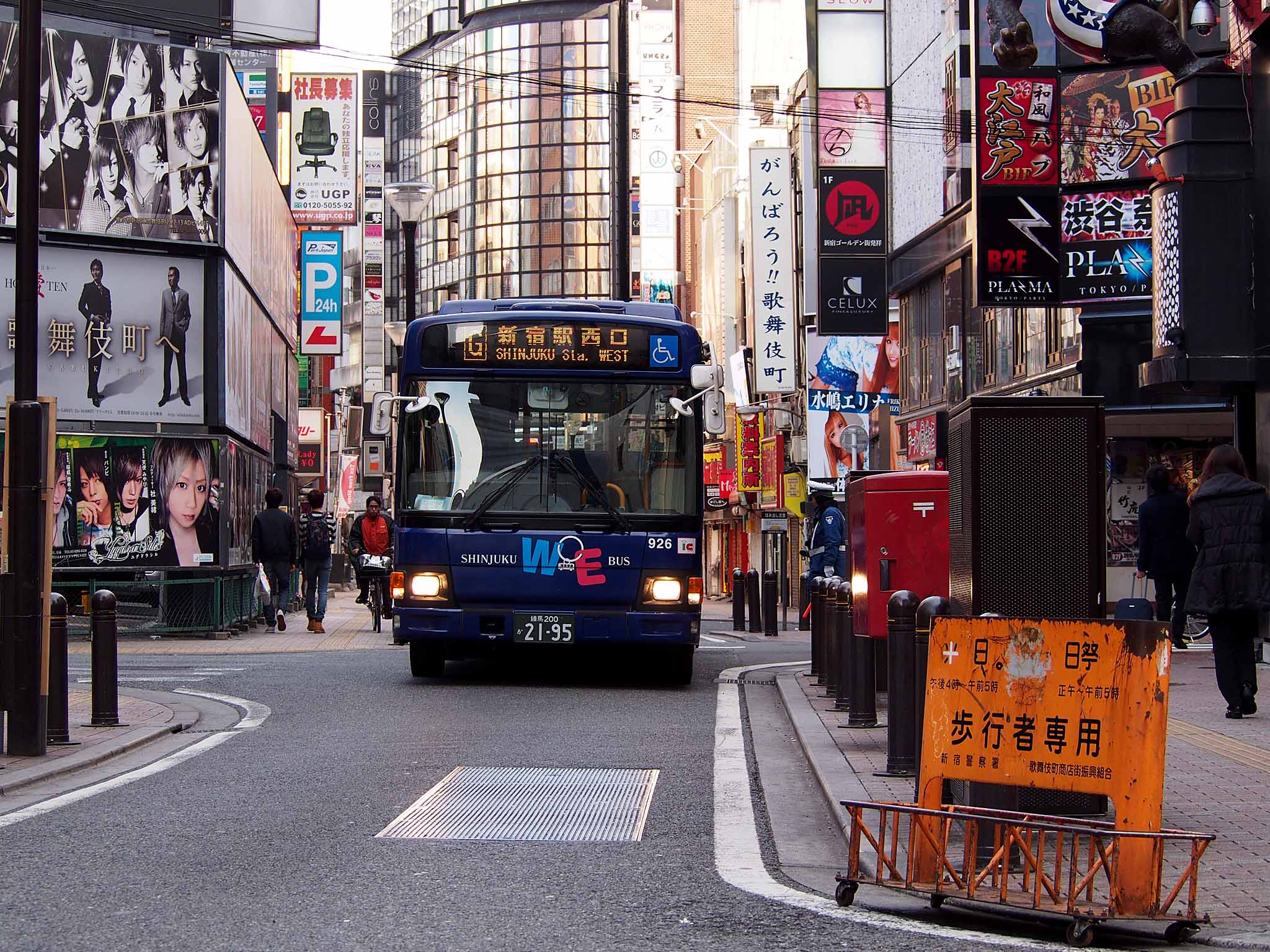2048x1536 Keio Bus Higashi A20926 Shinjuku WE Bus Kabukicho Route