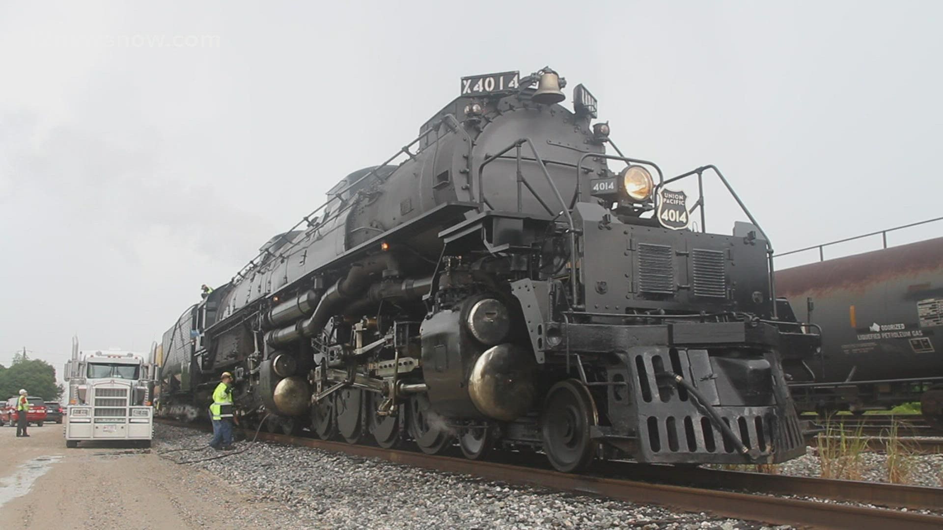 1920x1080 Legendary locomotive makes it's way across
