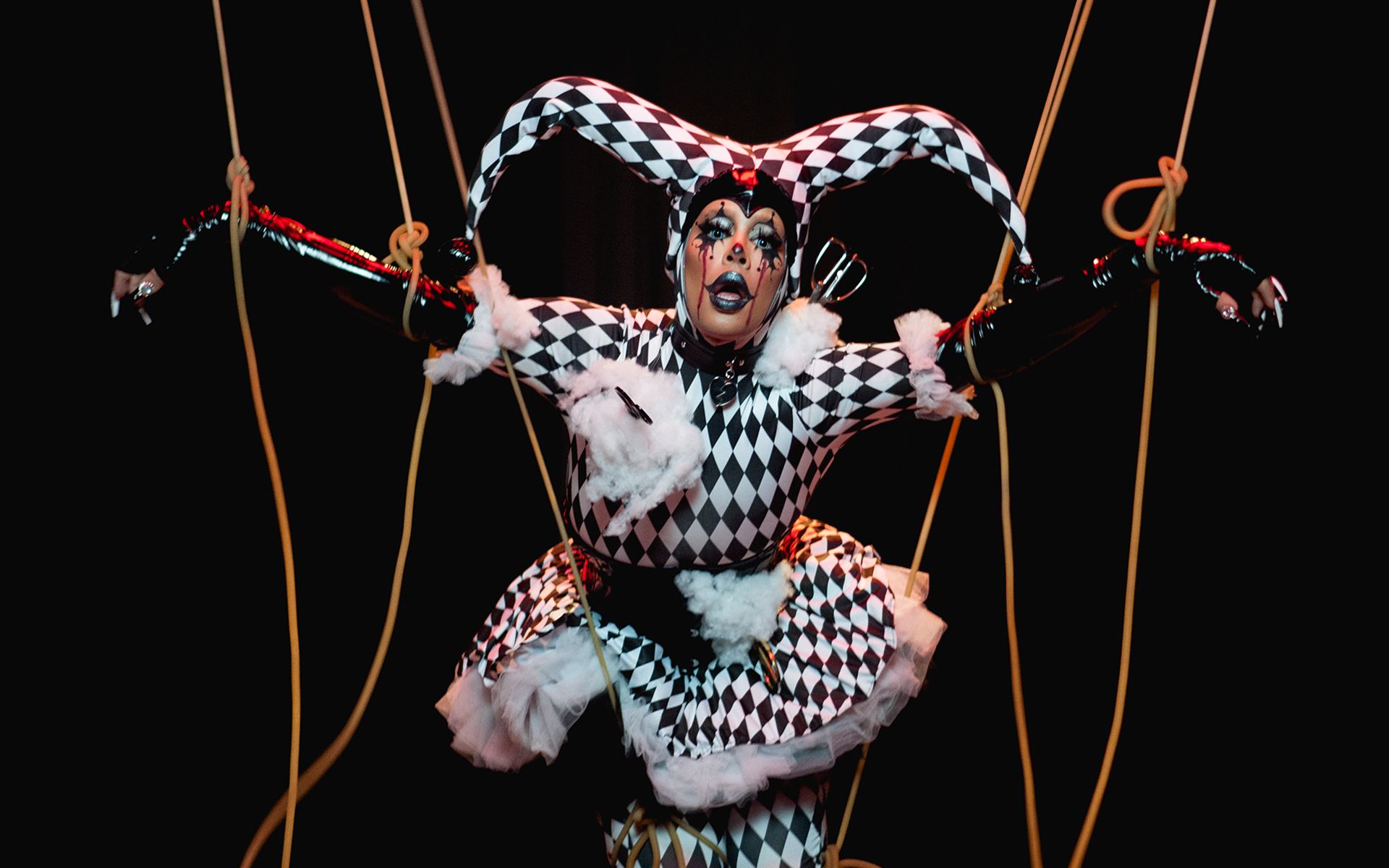 1920x1200 Gloria Groove canta sobre cancelamento em A Queda; veja clipe de terror com tema circense