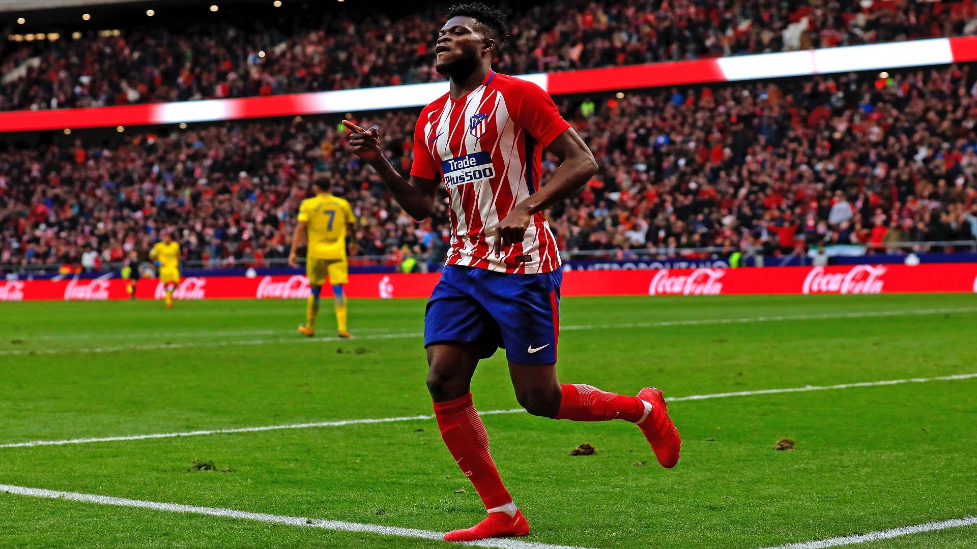 1920x1080 Download Thomas Partey Running Across A Green Field Wallpaper