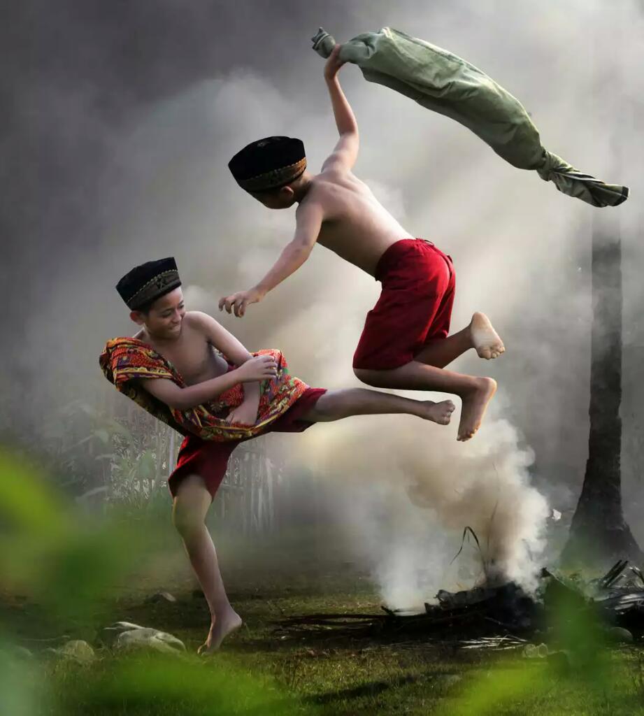 921x1024 EQUATORRAD Indonesia Epic picture by Deny Patungka. Learn Pencak Silat since young. Mangaji jo Basilek. After school activity