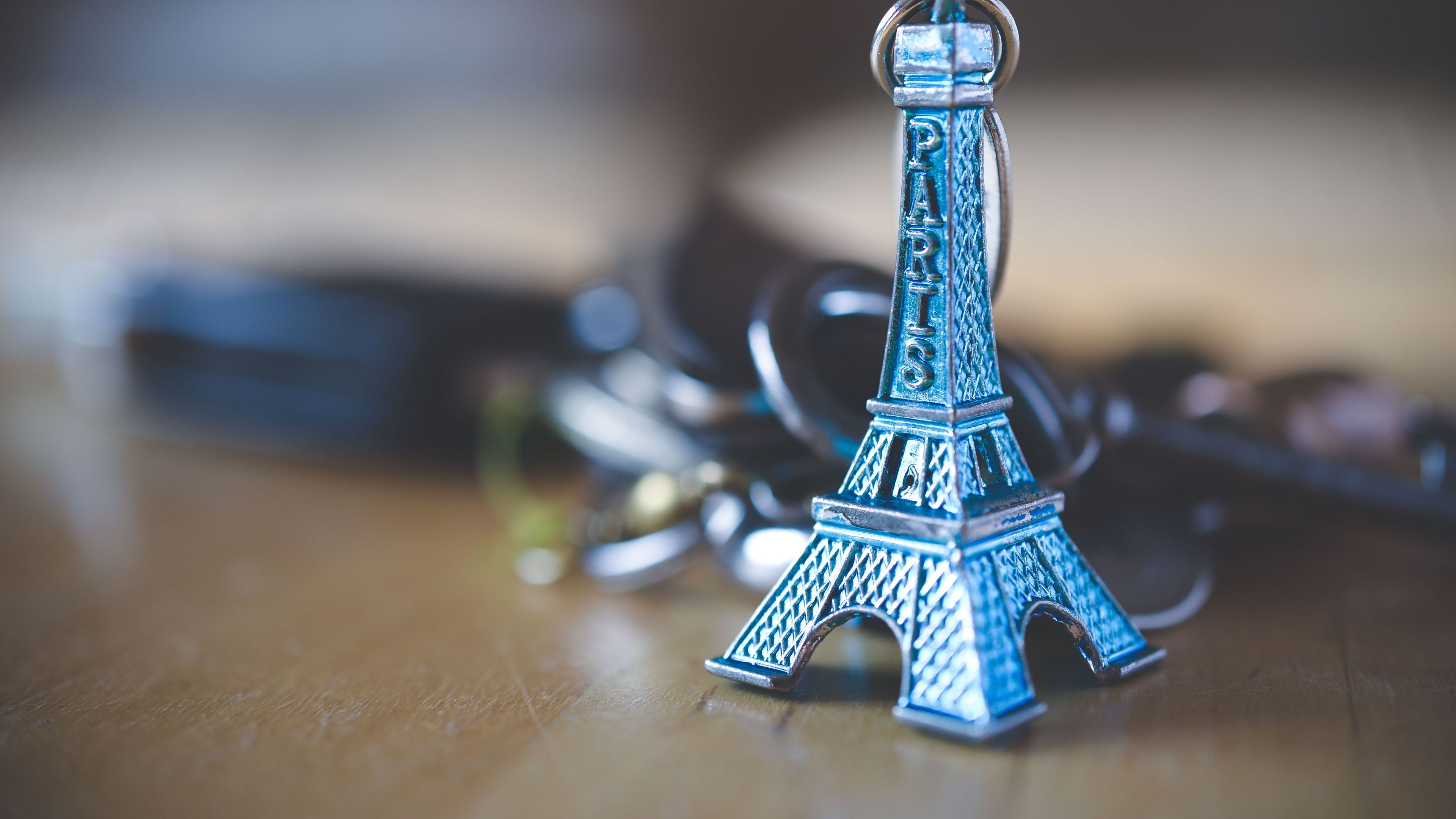 3840x2160 Wallpaper eiffel tower, keychain, decoration. Eiffel tower keychain, 3840x2160 wallpaper, Beautiful wallpaper