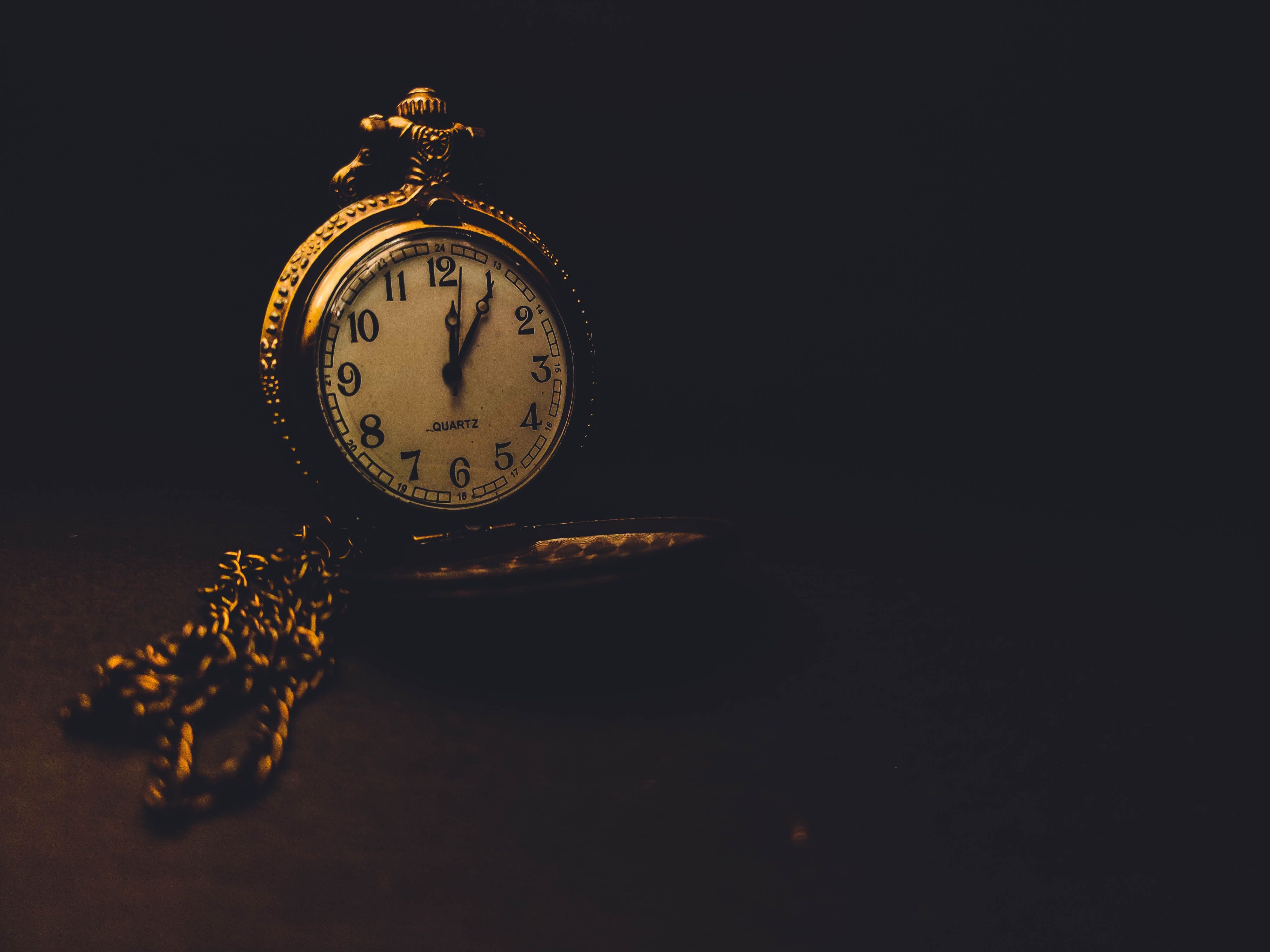 4000x3000 Stylish old fashioned clock on dark background · Free