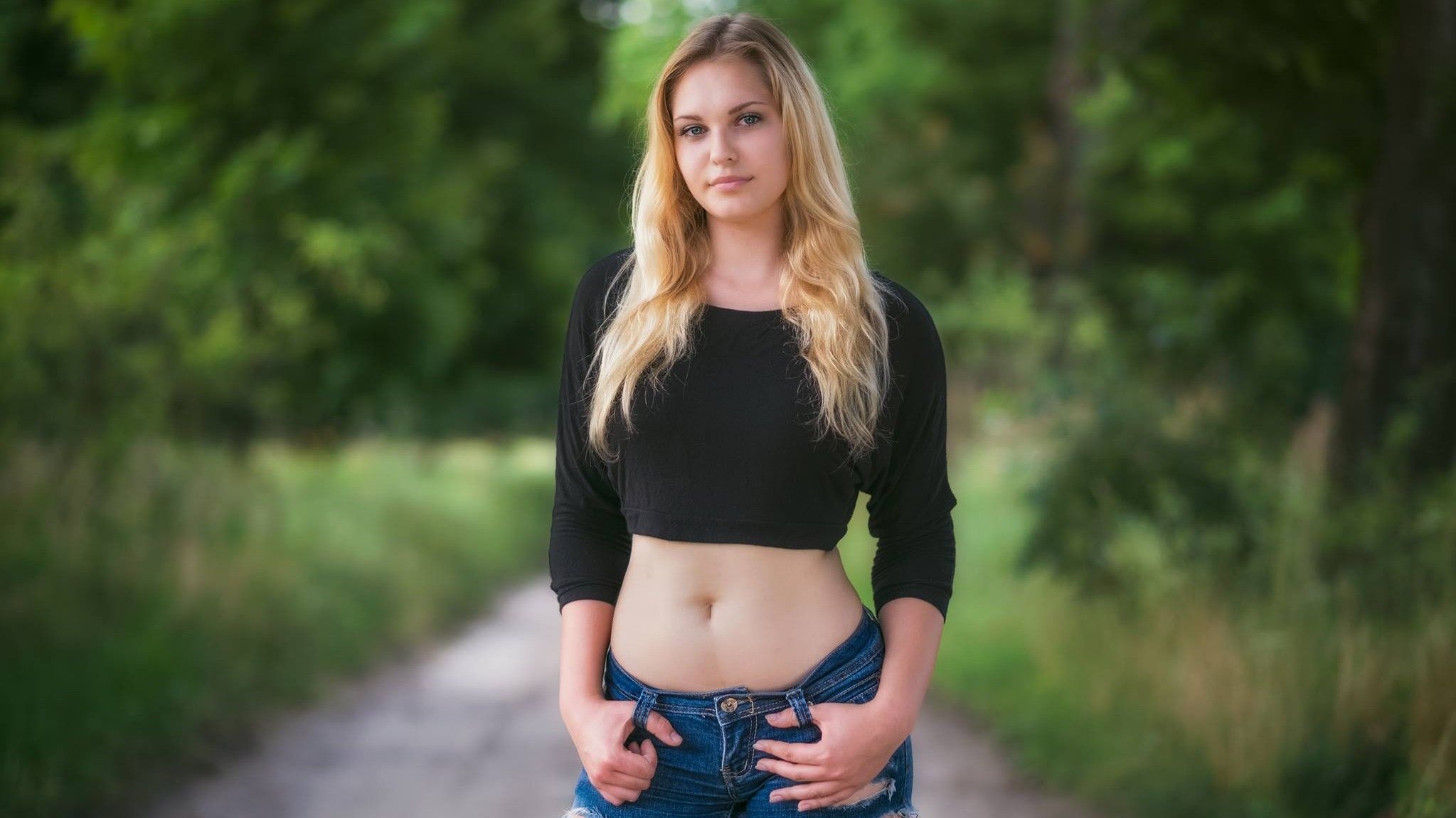2047x1151 Depth Of Field Jeans Crop Top Bare Midriff Artur Tarczewski Portrait Wallpaper:2047x1151