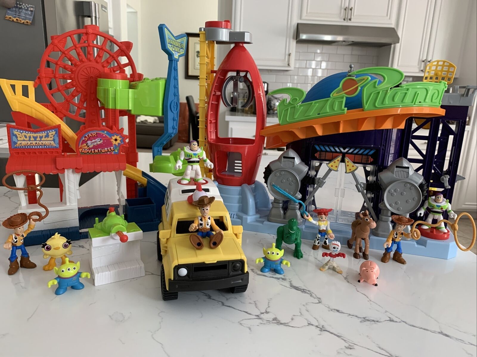 1600x1200 Disney Pixar Toy Story Imaginext Pizza Planet Amusement Set Truck & Figures Lot