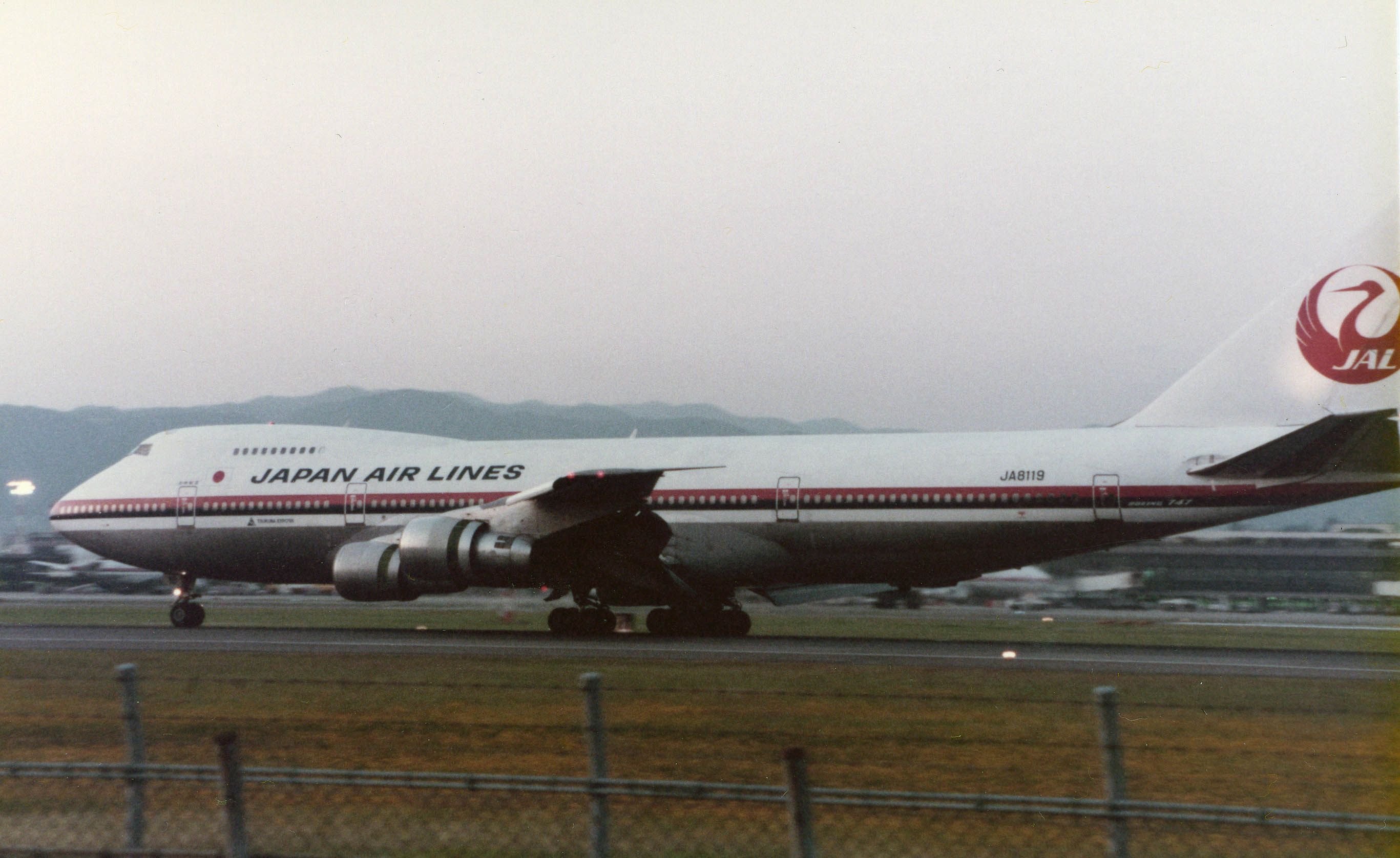 2733x1677 Japan Airlines B747SR 46 (JA8119) At Itami Airport In