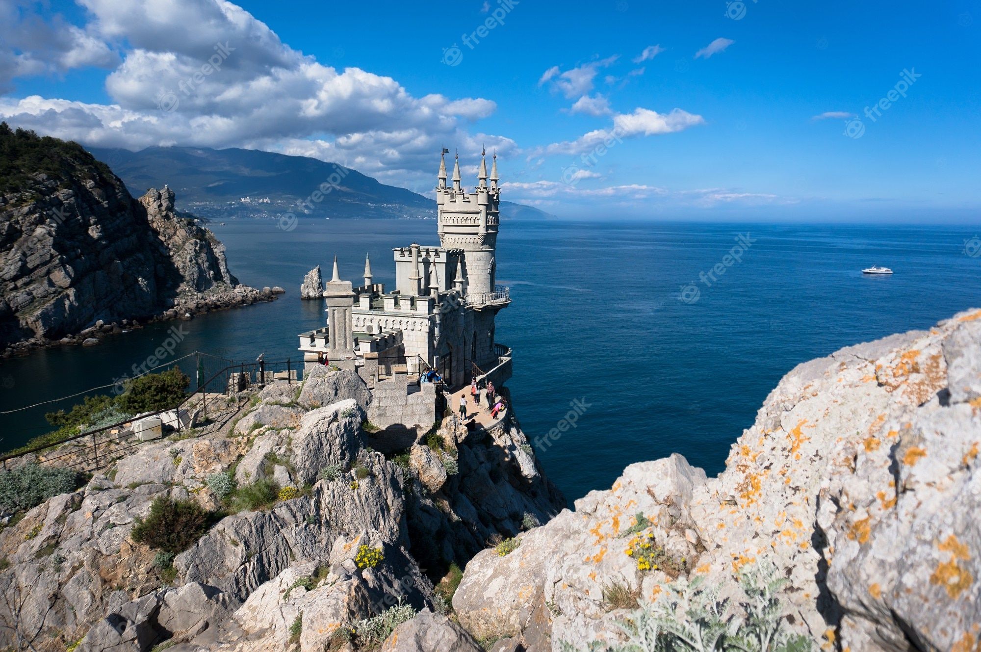 2000x1329 Premium Photo. Yalta. swallow's nest. top view of the ancient castle on a rock. the symbol of the republic of crimea on the background of blue sea