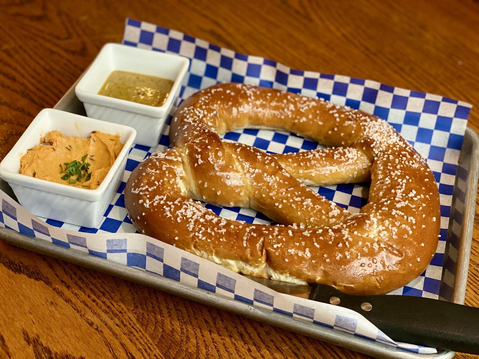 1600x1200 spots to sate your soft pretzel craving