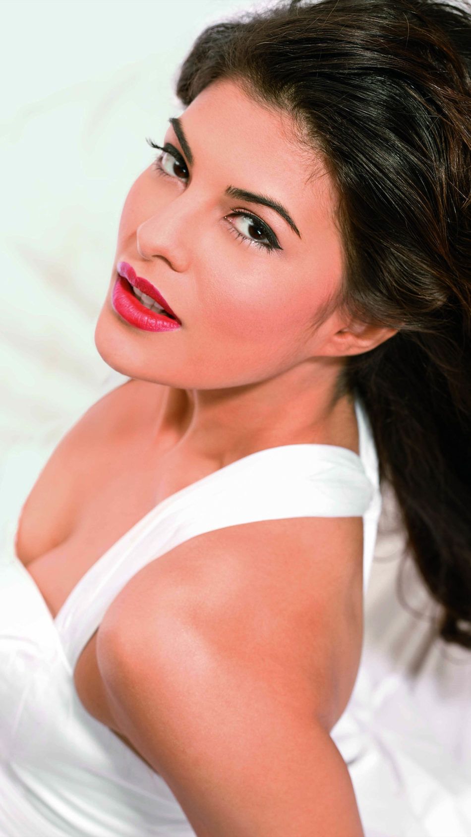 950x1689 Beautiful Actress Jacqueline Fernandez 4K Ultra HD Mobile Wallpaper