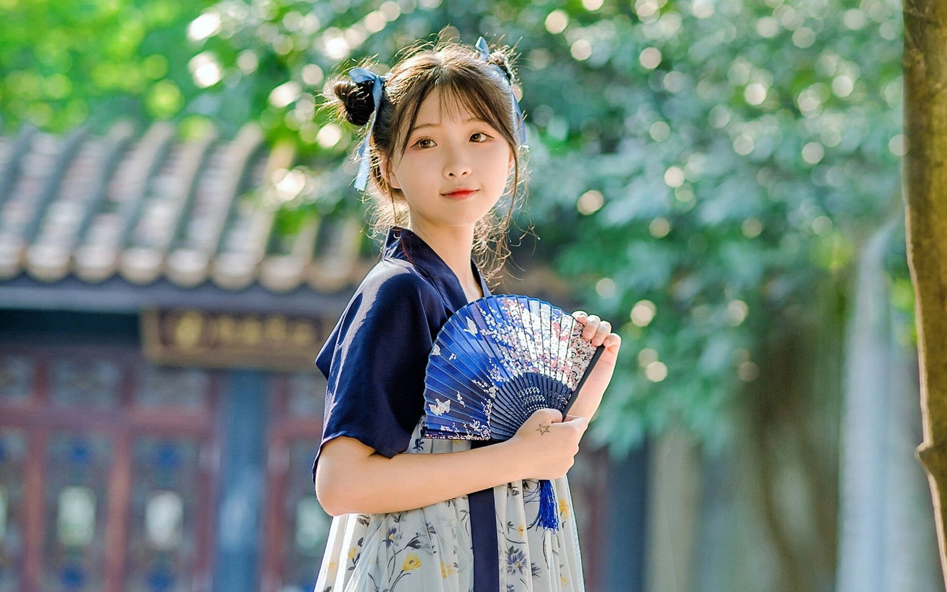 1920x1200 Wallpaper / women, females, beautiful woman, hairstyle, hair, portrait, smiling, 1080P, beautiful people, one person, Chinese dress, beauty, standing, hanfu, child free download