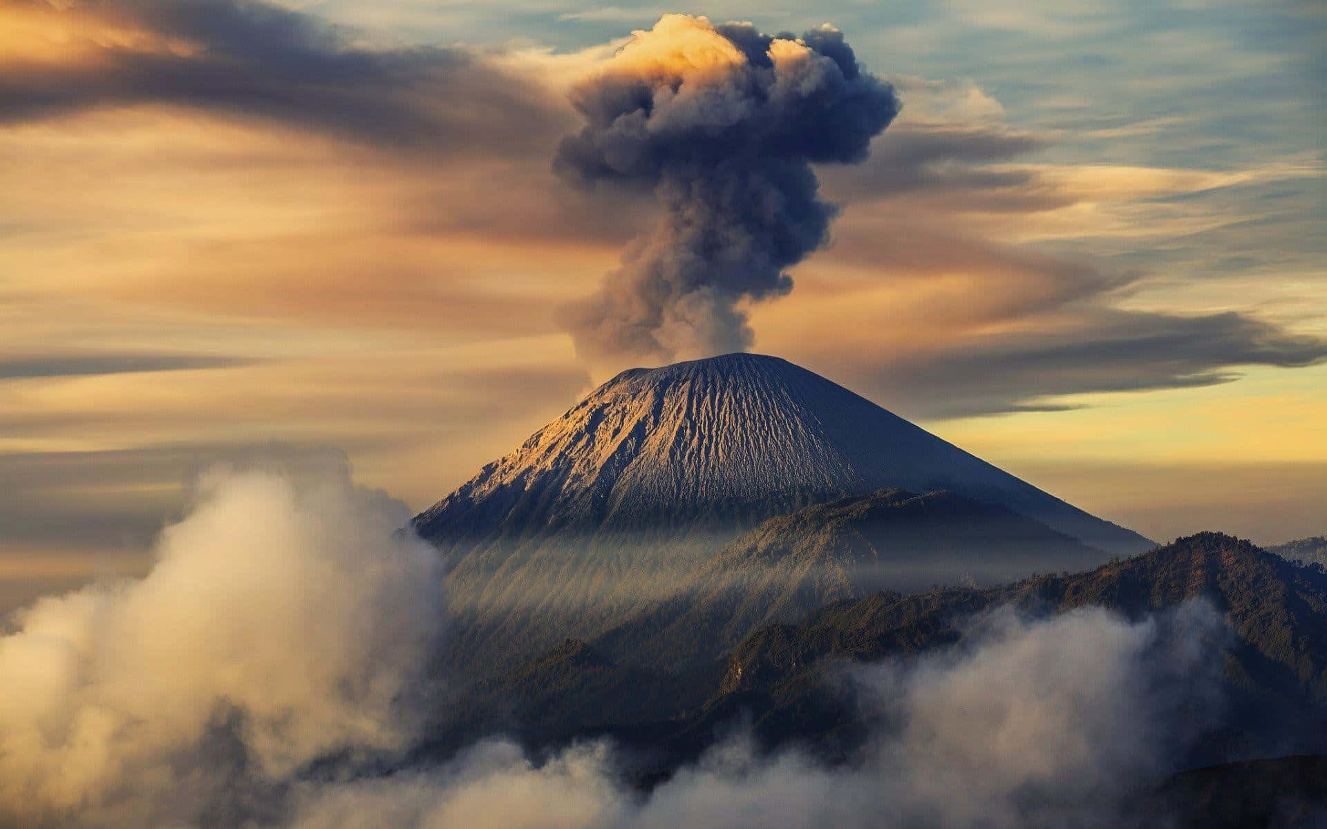 1920x1200 Download Majestic Semeru Volcano Erupting in Indonesia Wallpaper