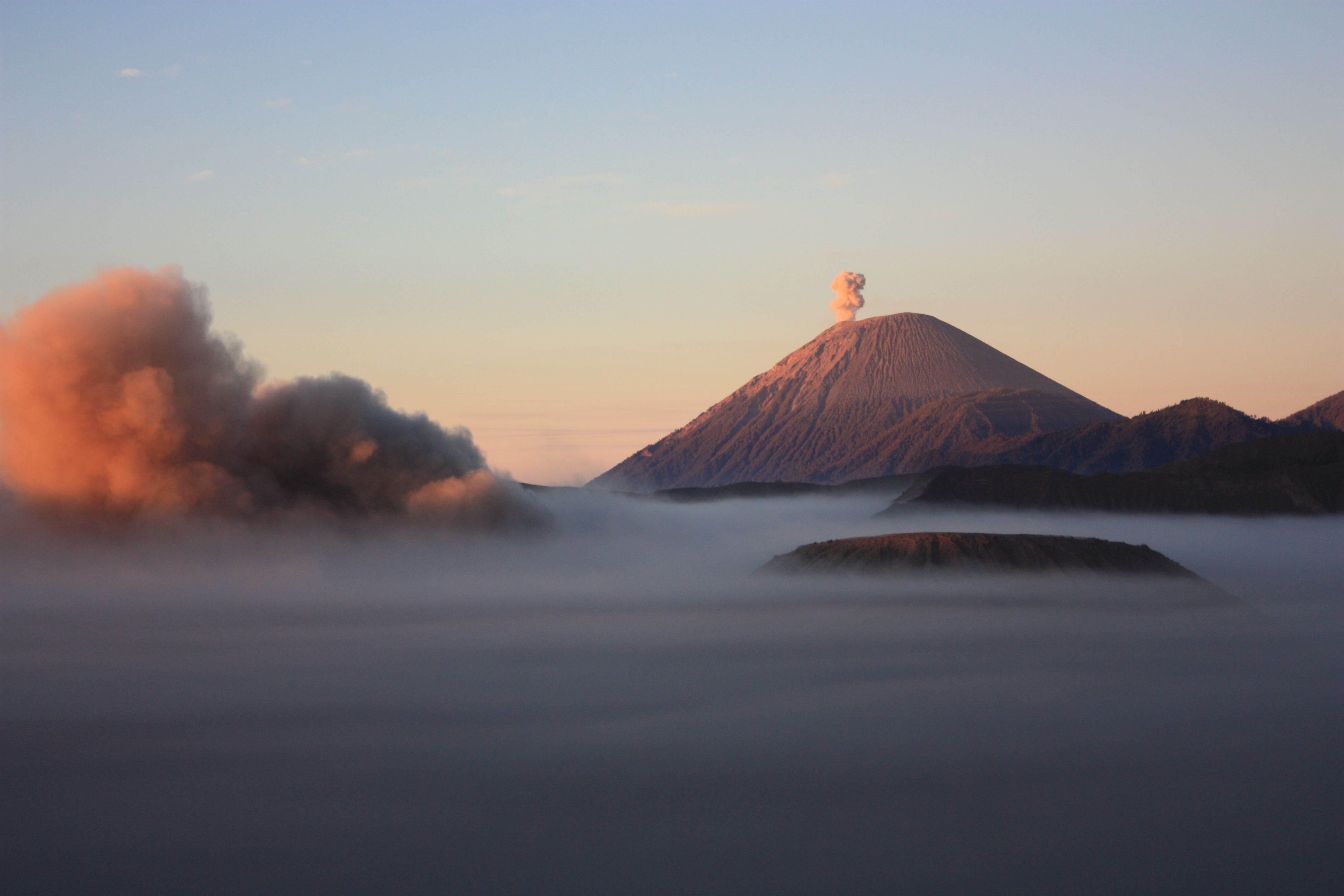 4272x2848 Gunung Bromo, Gunung Batok, and Gunung