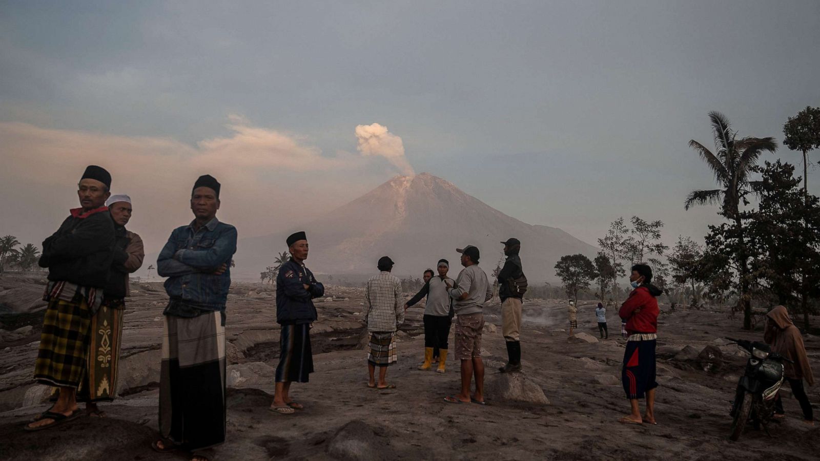 1600x900 Eruption of Mount Semeru, Indonesia's tallest volcano, prompts evacuations for thousands living downslope