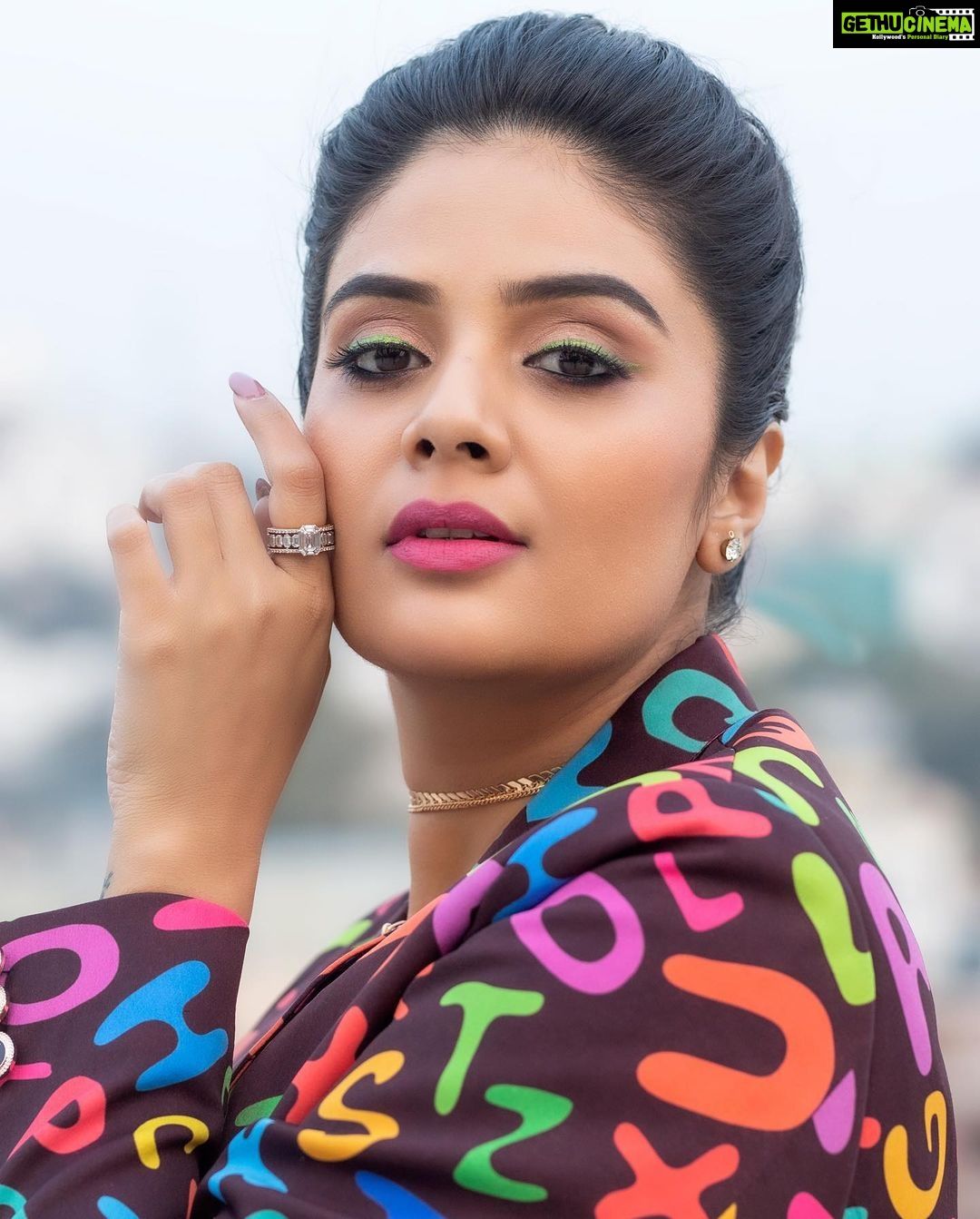 1080x1343 Actress Sreemukhi HD Photo and Wallpaper March 2022