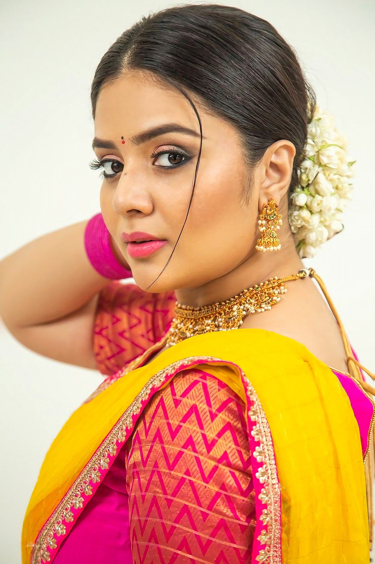 1472x2210 Sreemukhi Wallpaper Download