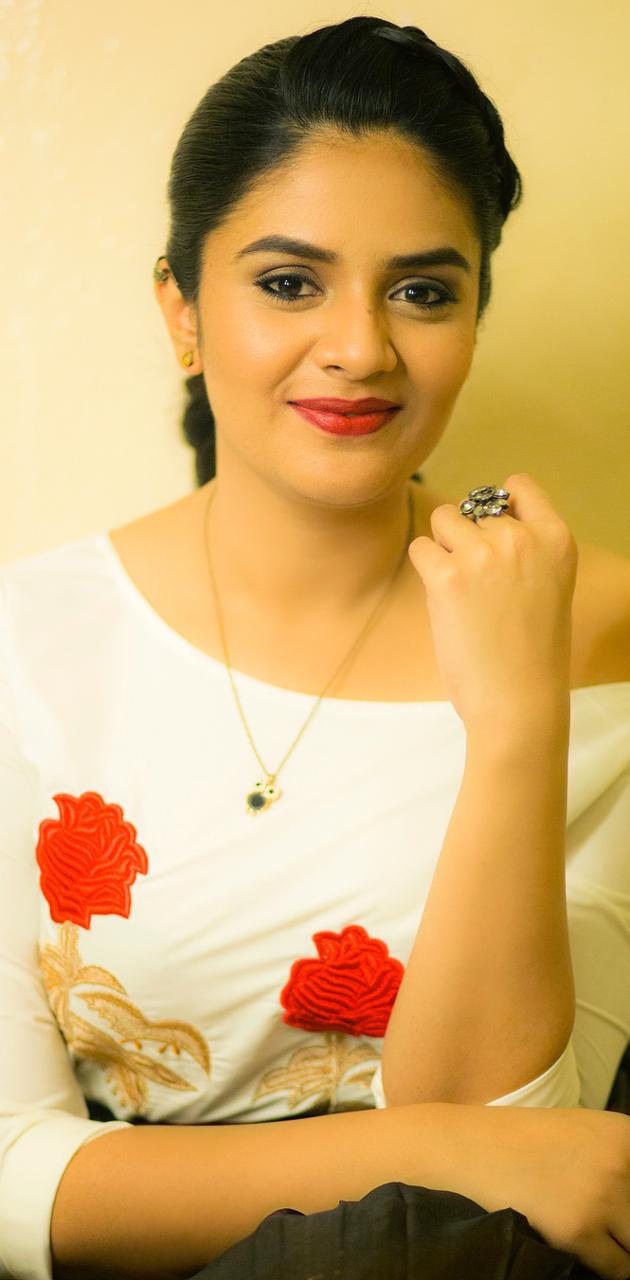 630x1280 Sreemukhi wallpaper
