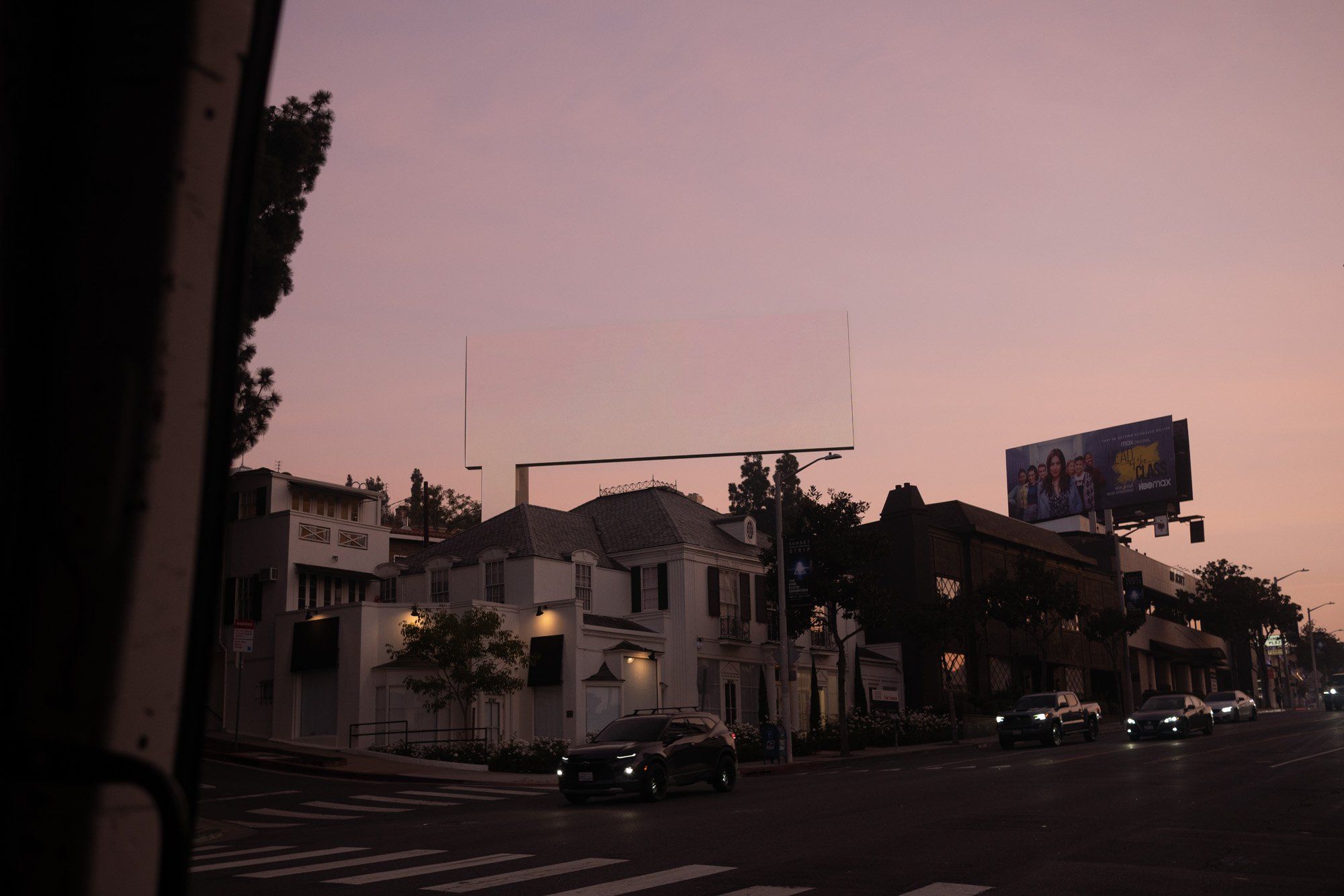 2000x1334 NETFLIX + AV&C / INVISIBLE FRAME [2021]