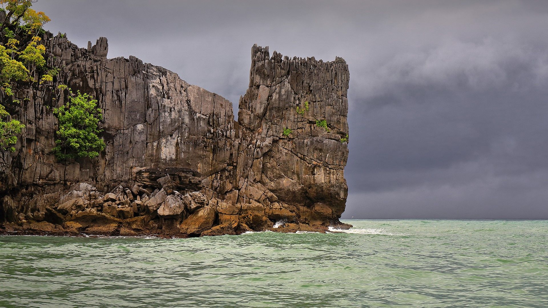 1920x1080 Rock formation in Saint Paul bay, Puerto Princesa, Palawan, Philippines. Windows Spotlight Image