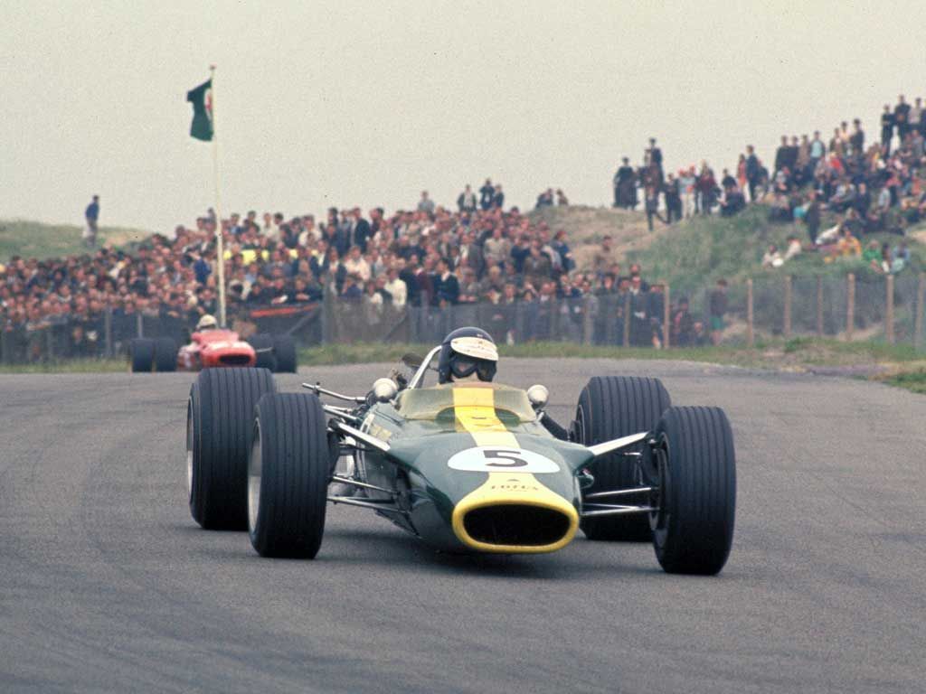 1024x768 Jim Clark in action at Zandvoort in his Formula 1 Lotus Cosworth (1967). Racing, Classic racing cars, Grand prix racing