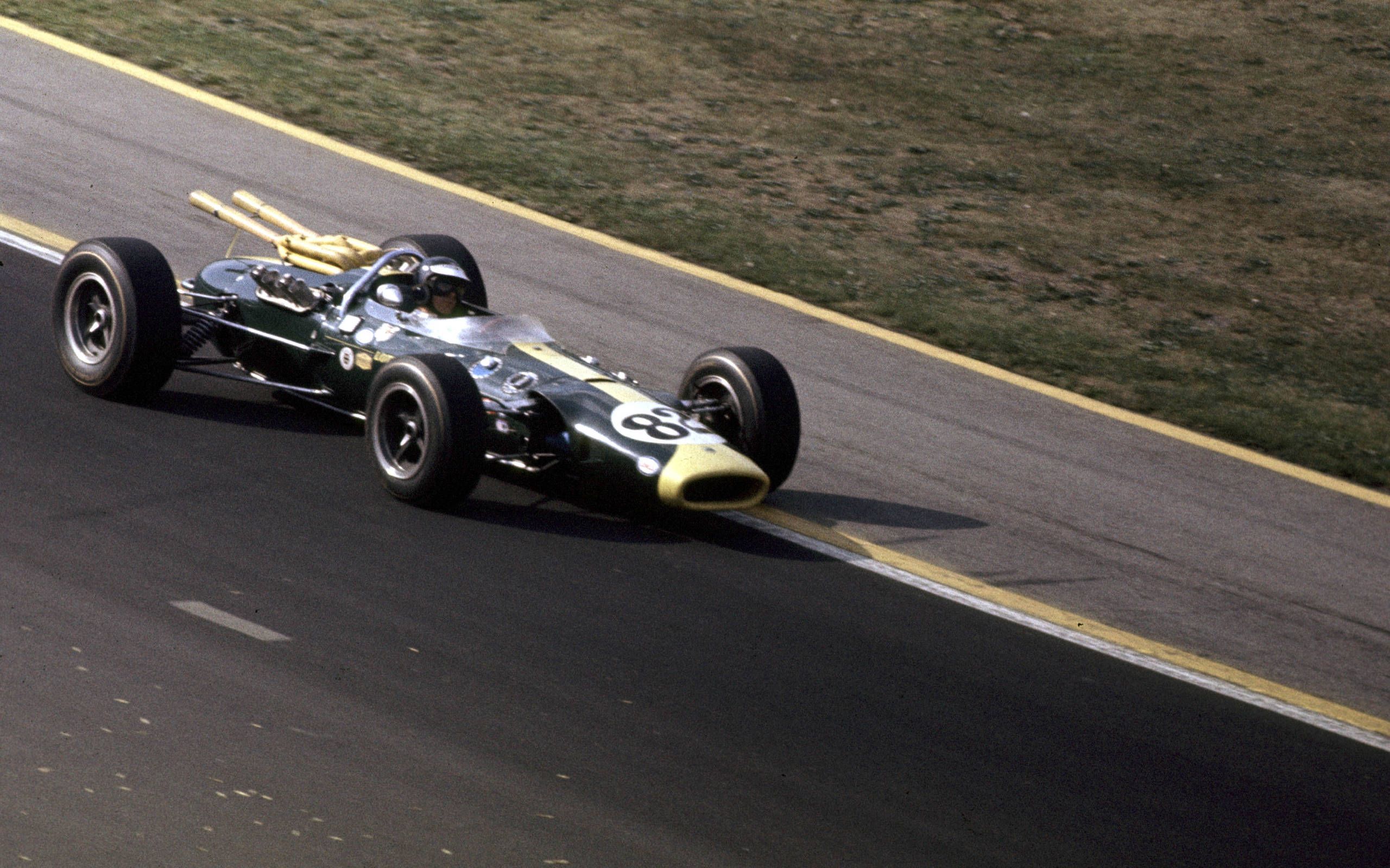 2560x1600 Jim Clark wins 1965 Indy 500 in rare Lotus 38