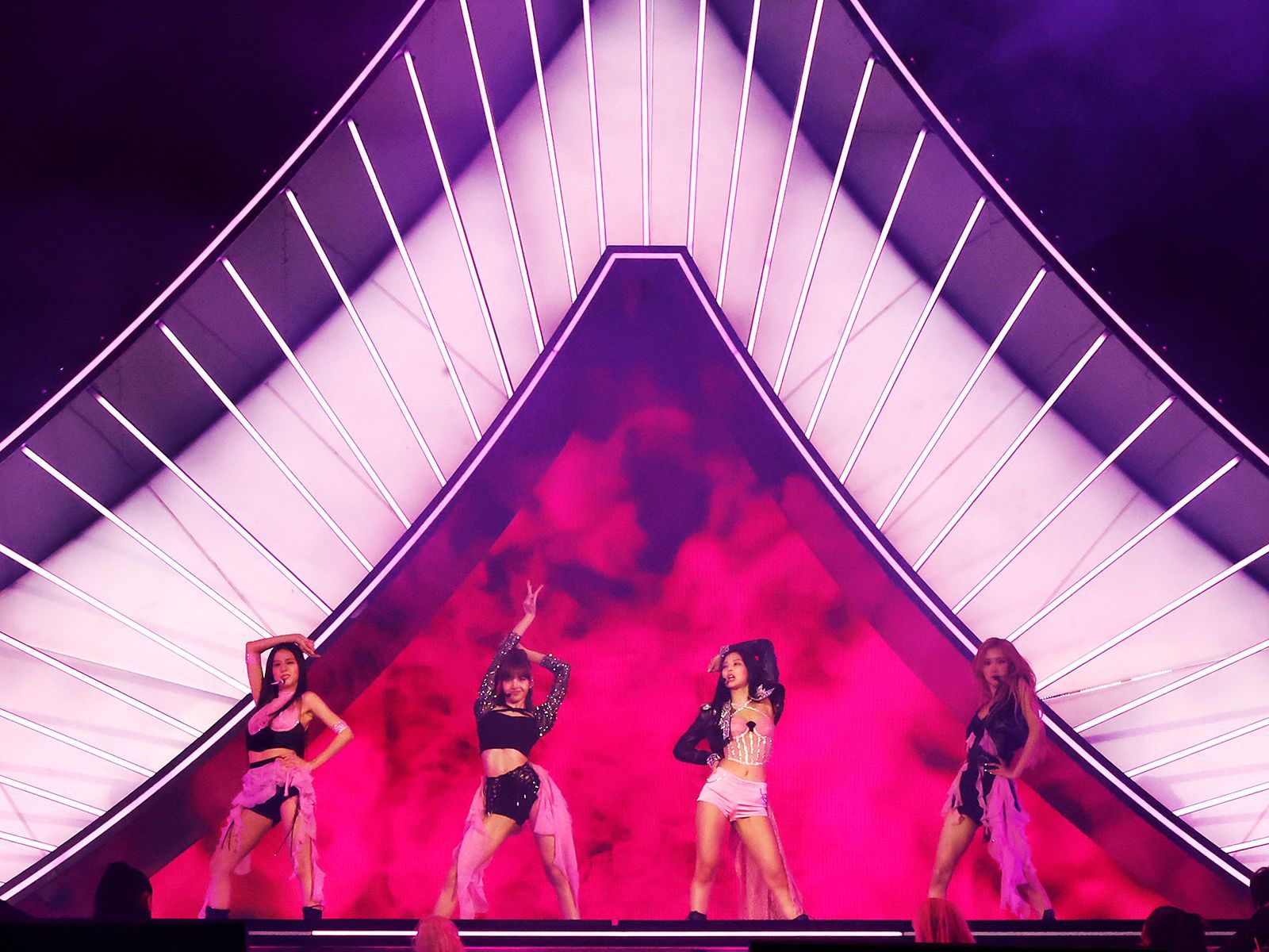 1600x1200 Blackpink headline Coachella in Korean hanboks
