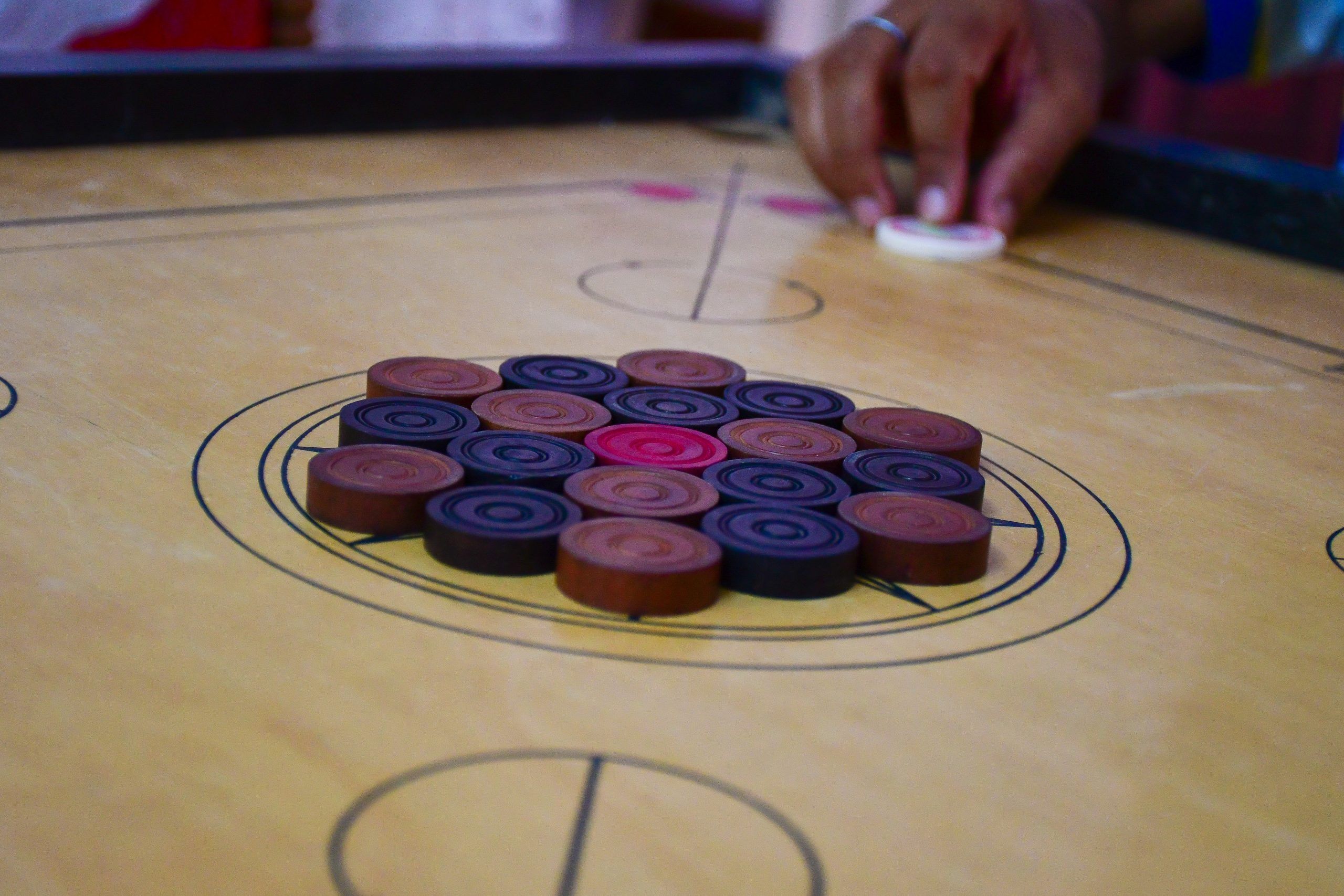 2560x1707 Playing carrom