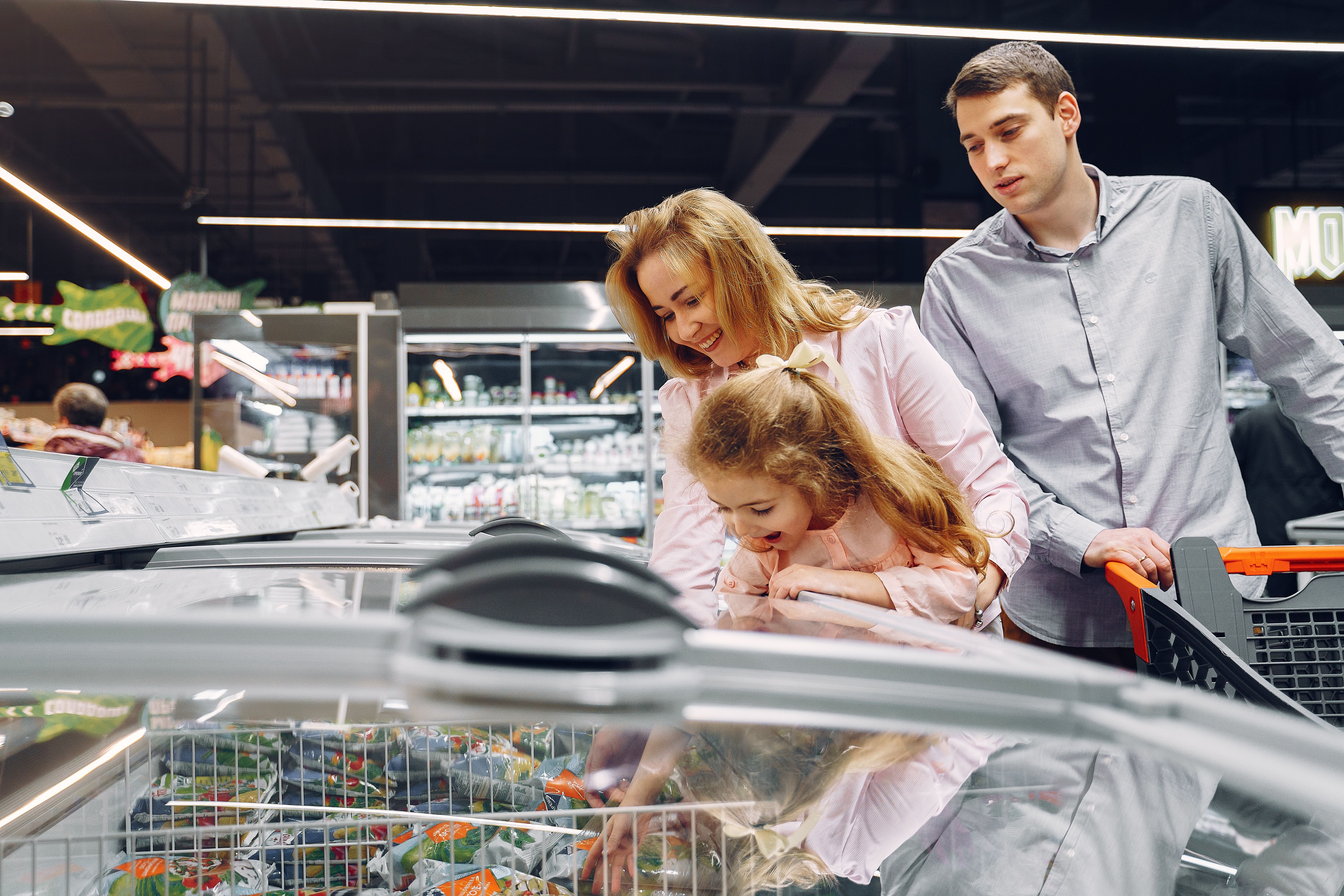 6000x4000 Family Grocery Shopping · Free