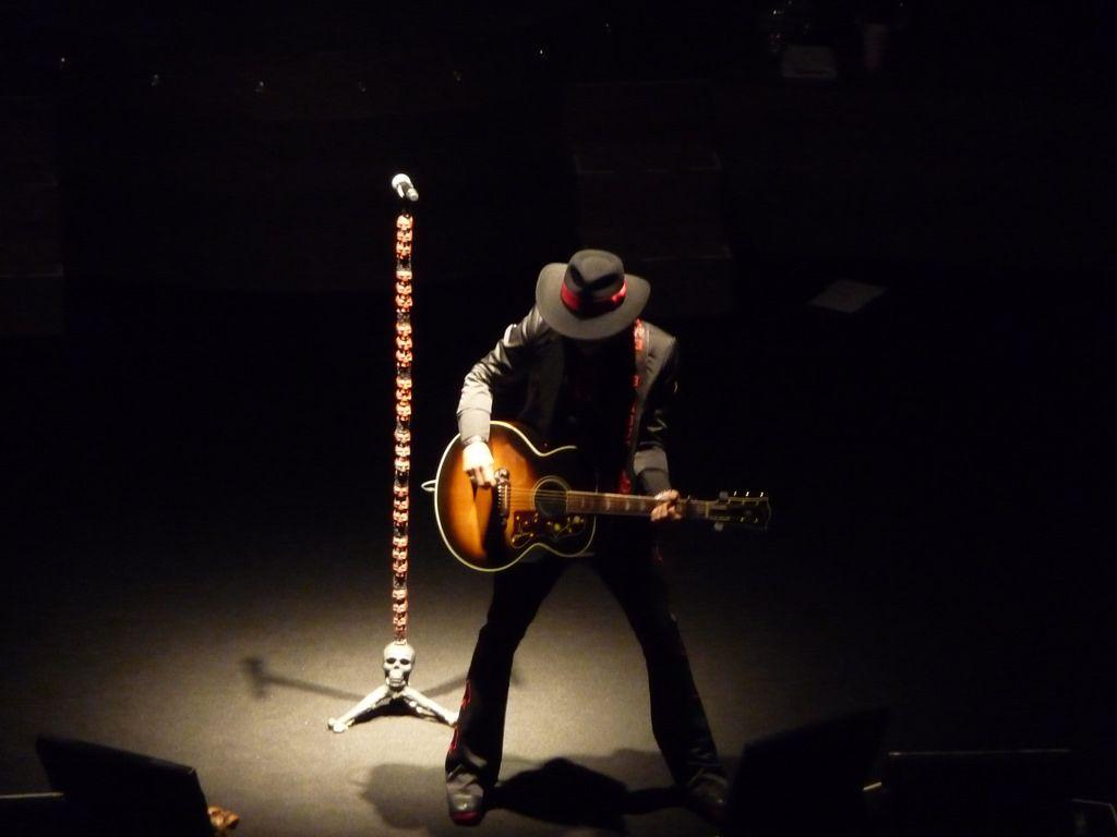 1024x768 Enrique Bunbury Wallpaper