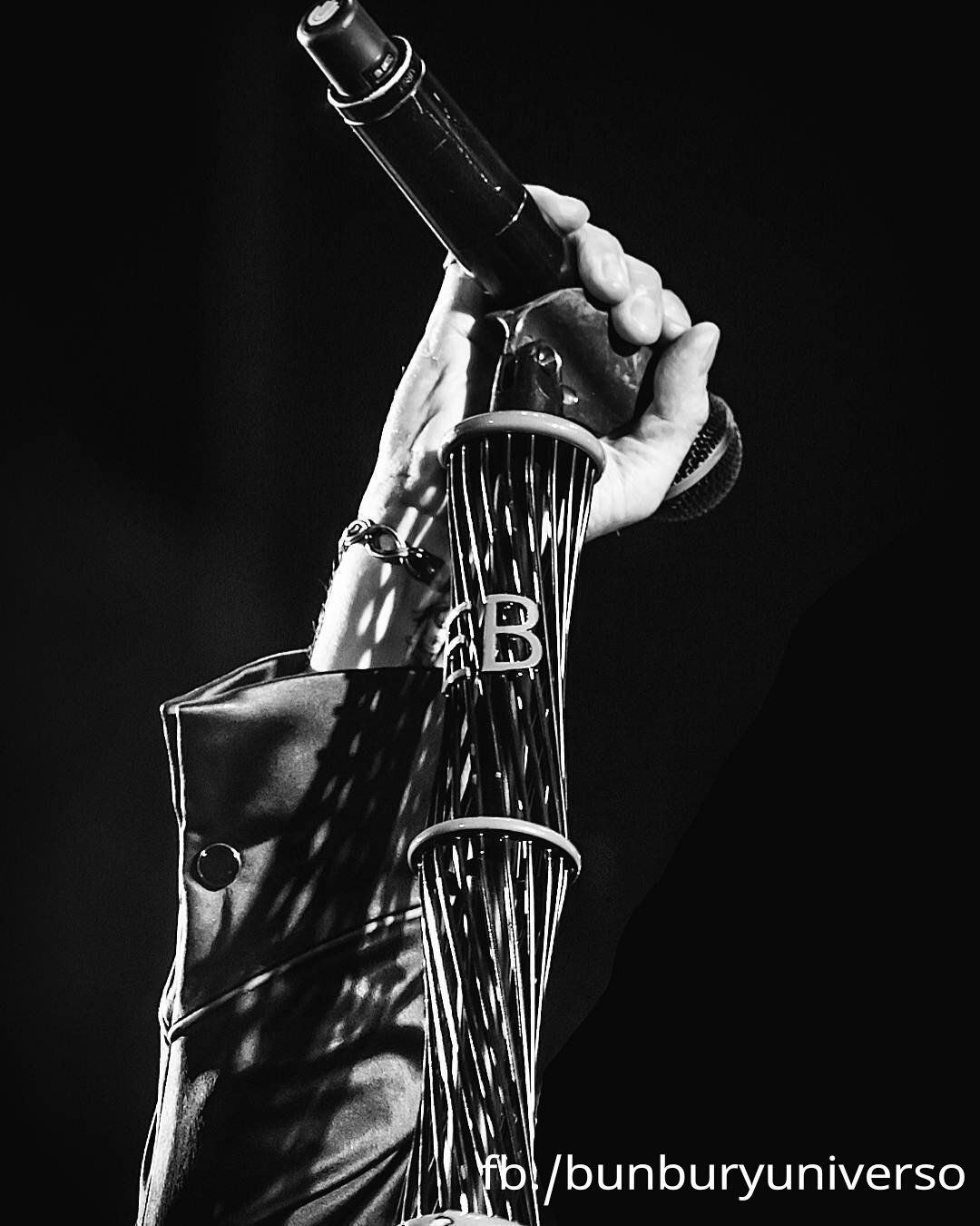 1080x1350 Bunbury Universo - 'EB' MICRÓFONO DE LA SABIDURÍA. Enrique Bunbury. ©Roberto almendral