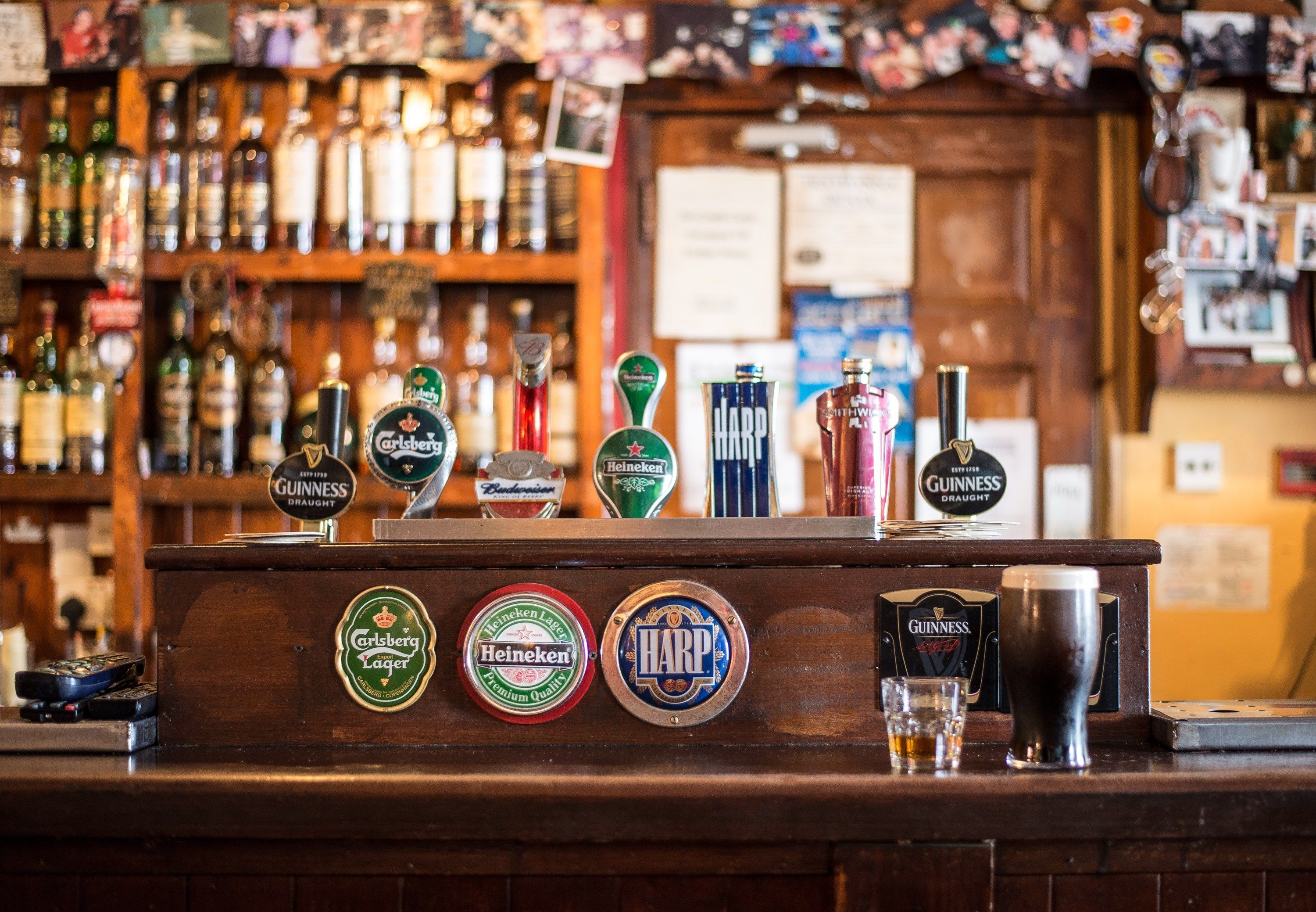 3000x2078 Wallpaper / bar local cong ireland irish pub pub bottles 4k wallpaper free download