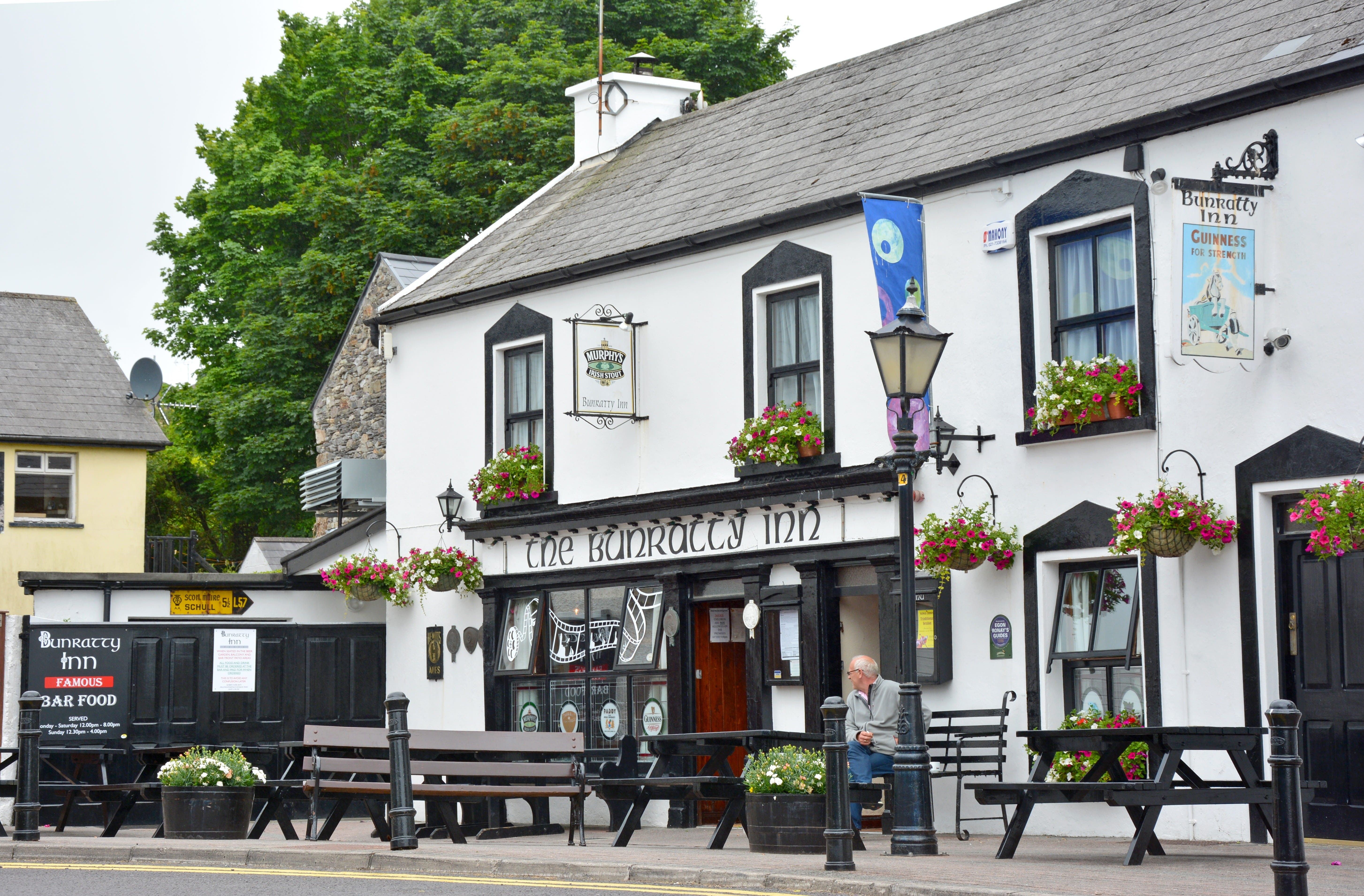 5814x3820 Wallpaper / building exterior, day, cafe, restaurant, building, pub, irish, residential district, white, street, county cork, seat, table, built structure, ireland free download