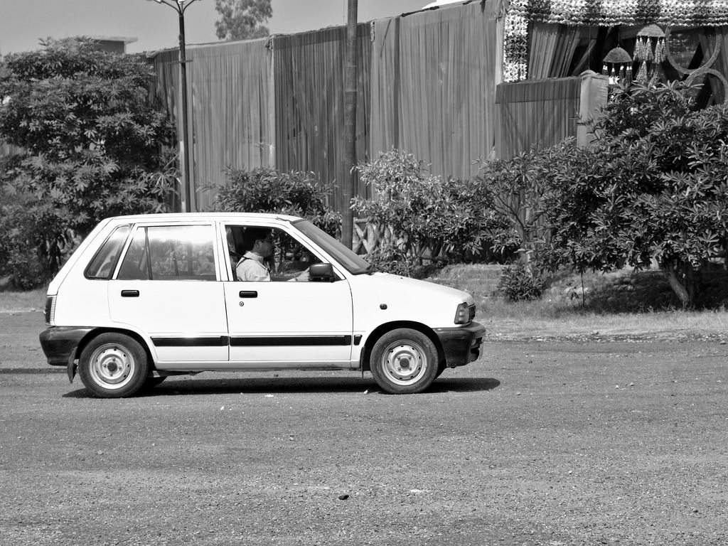 1024x768 MARUTI 800: Driving down the nostalgic lane