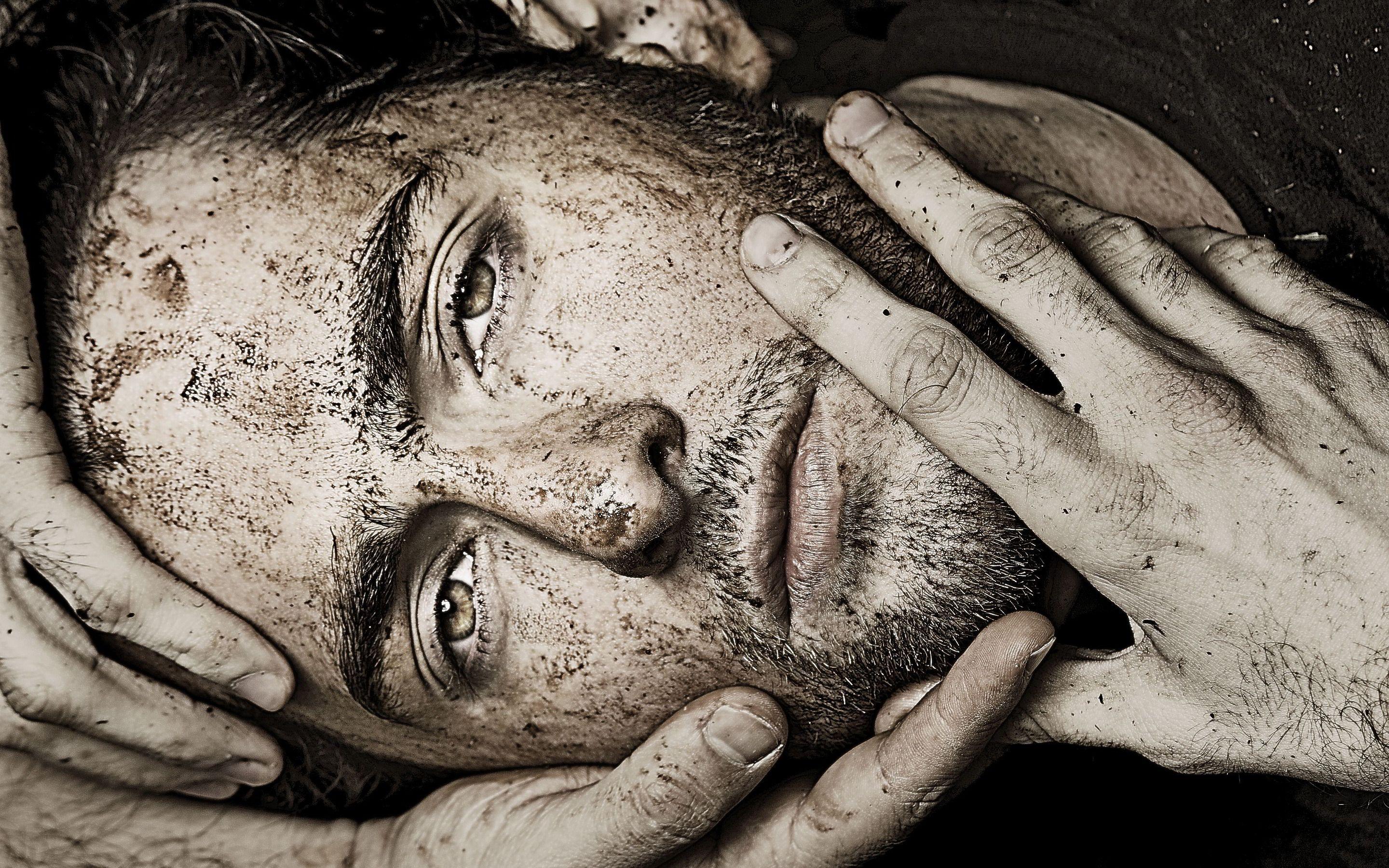 2880x1800 Man face dirty